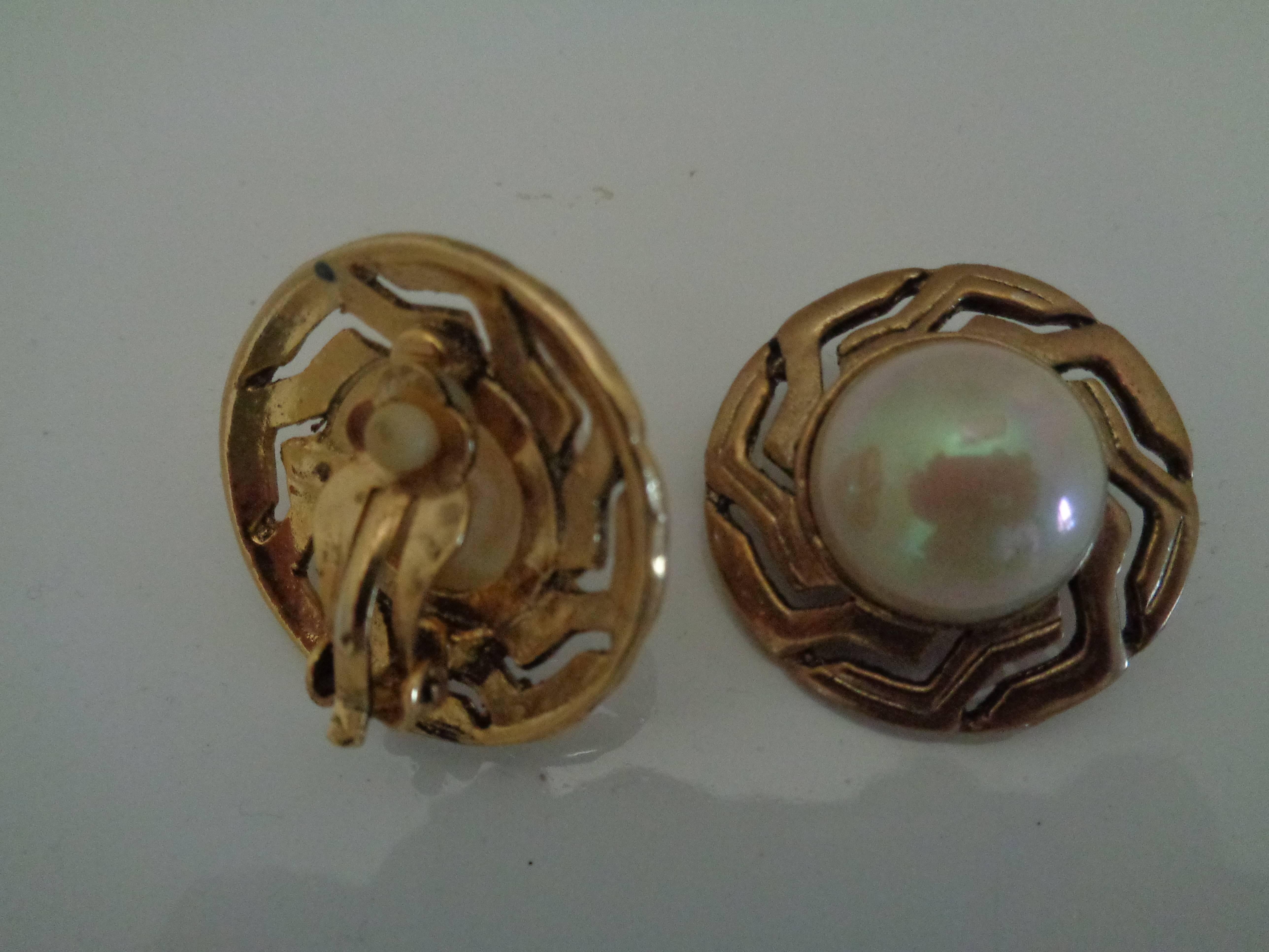 1990s Gold Tone Faux Pearls Clip on earrings

Measurements: 3 cm x 3 cm