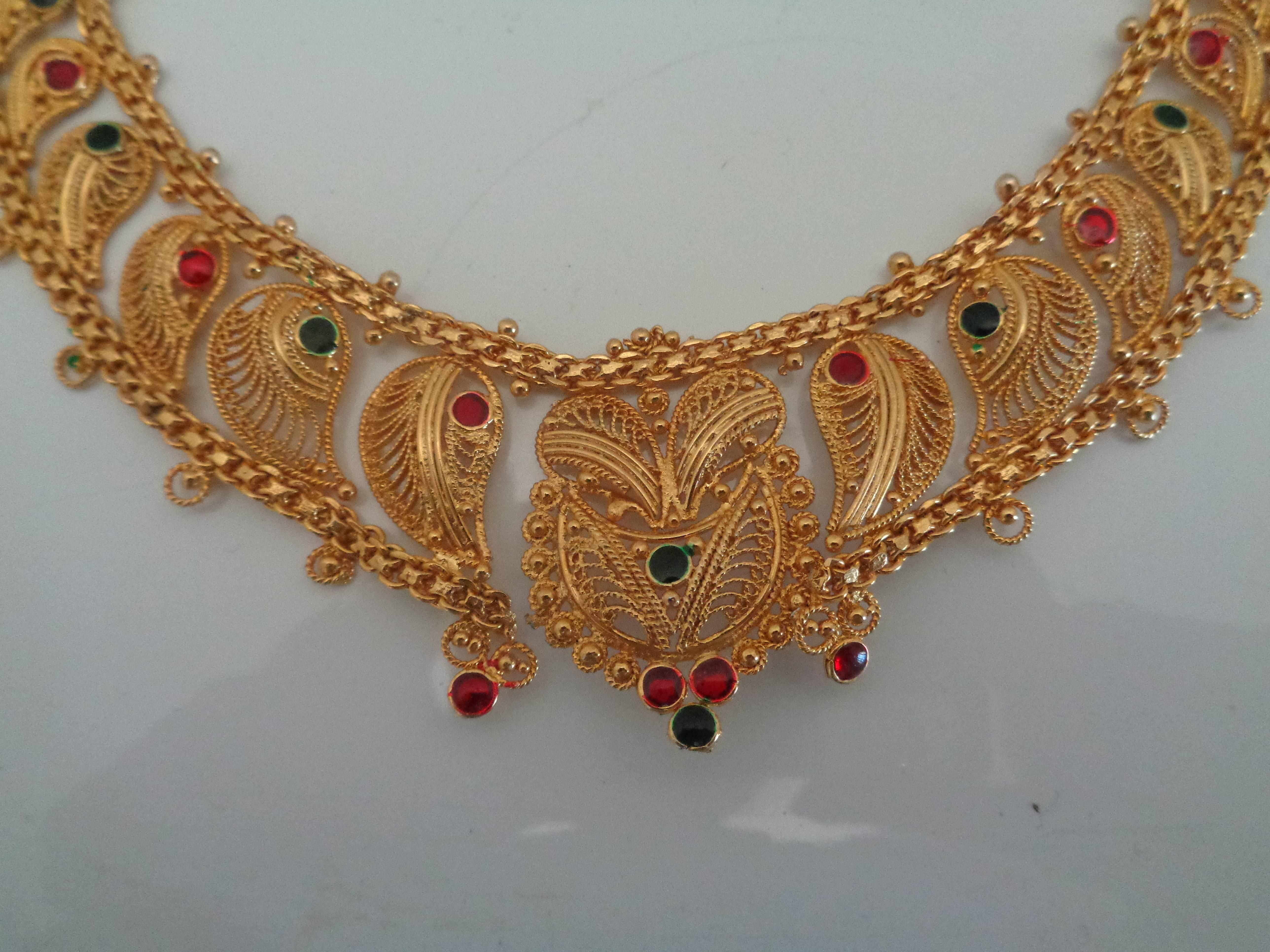 1980s Vintage gold Tone Parure Necklace and Bracelet

Totally handmade

With green and red stones 

Bracelet lenght 18 cm

necklace lenght 44 cm