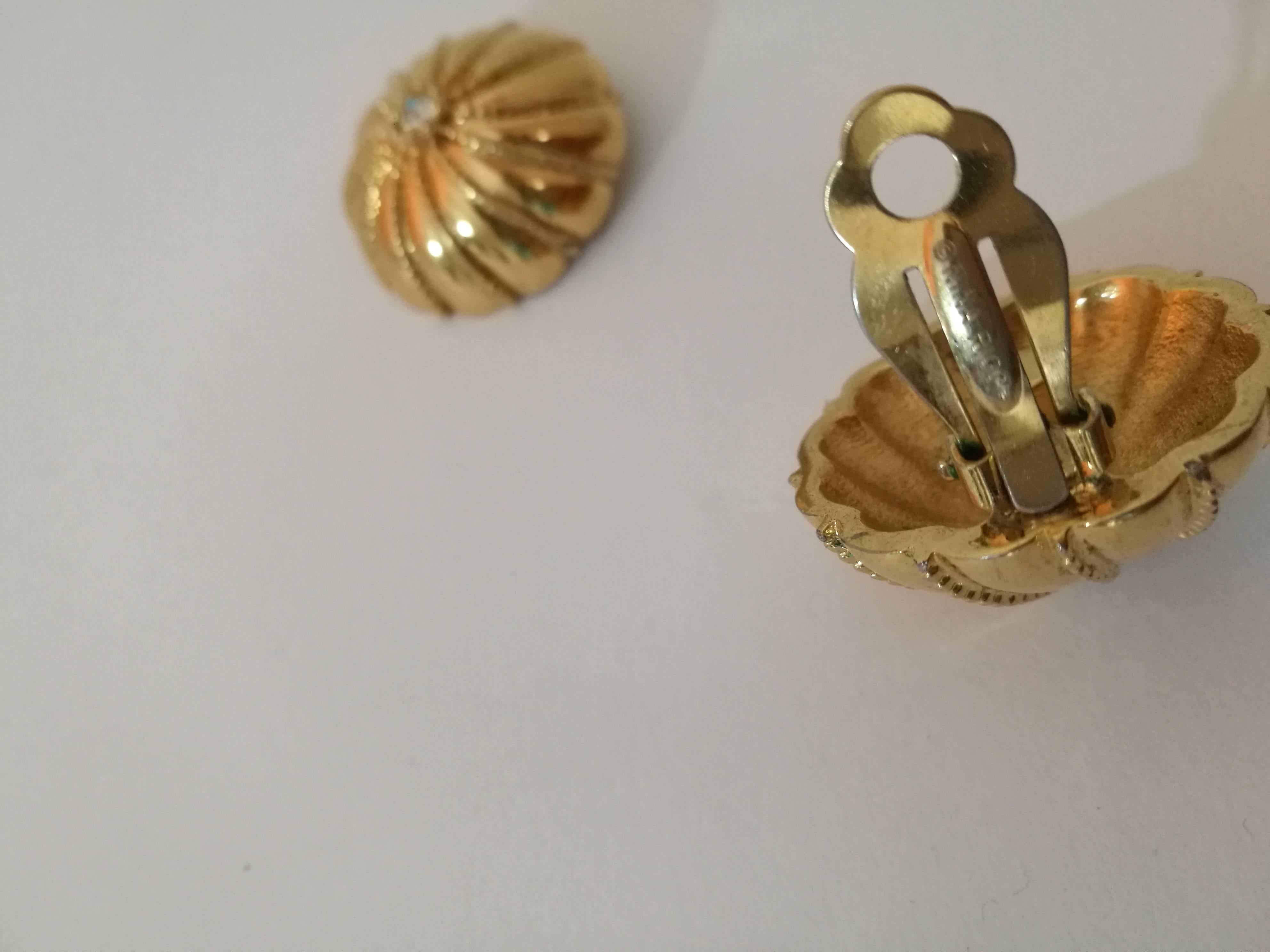 Nina Ricci gold Tone Clip-on earrings In Excellent Condition In Capri, IT
