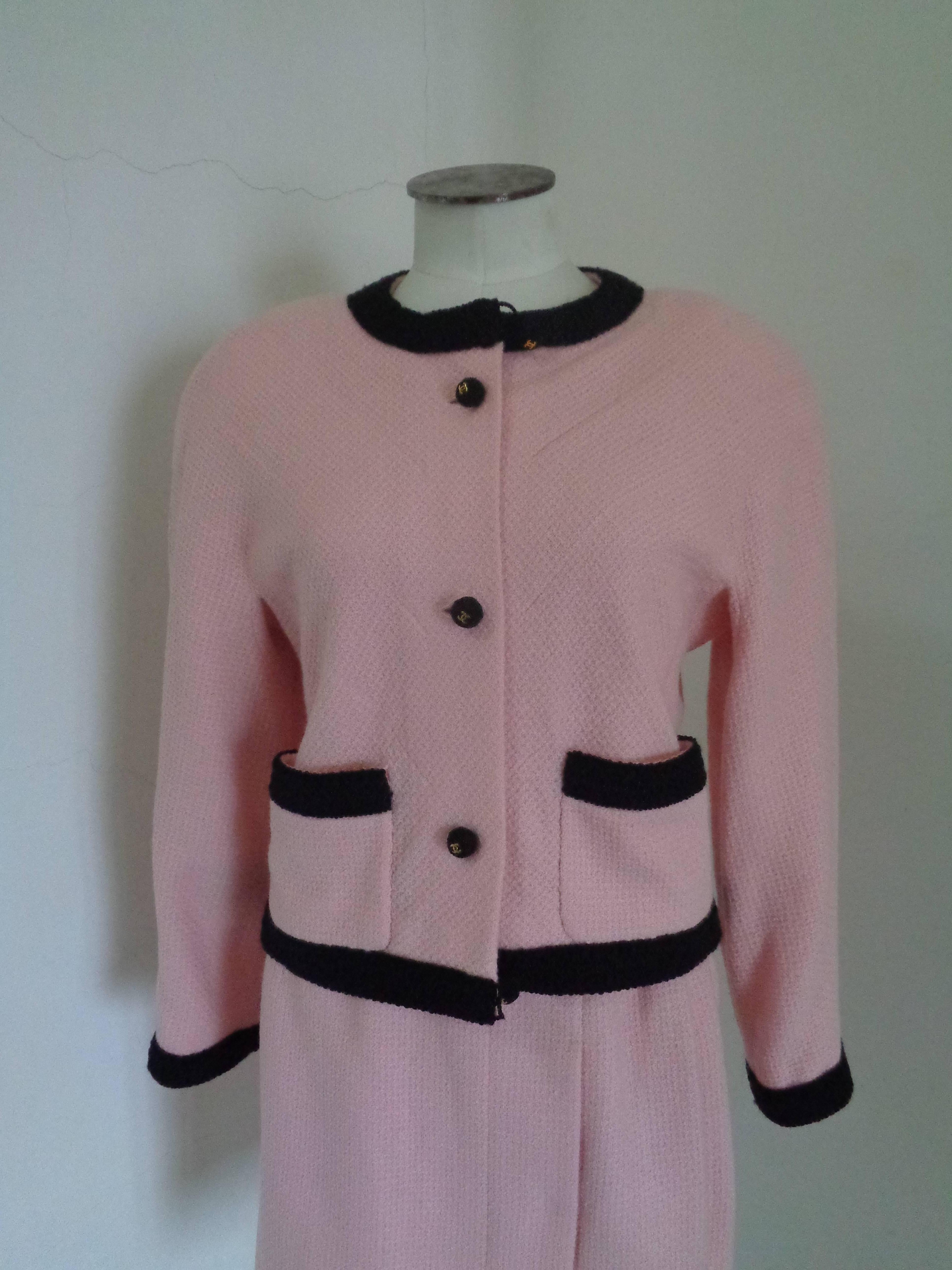 Chanel Pink Black with Gold Hardware Wool Skirt Suit

totally made in france in italian size range 42

Skirt lenght 50 cm 
skirt waist 72cm

jacket lenght 51 cm
shoulder to hem 45 cm
