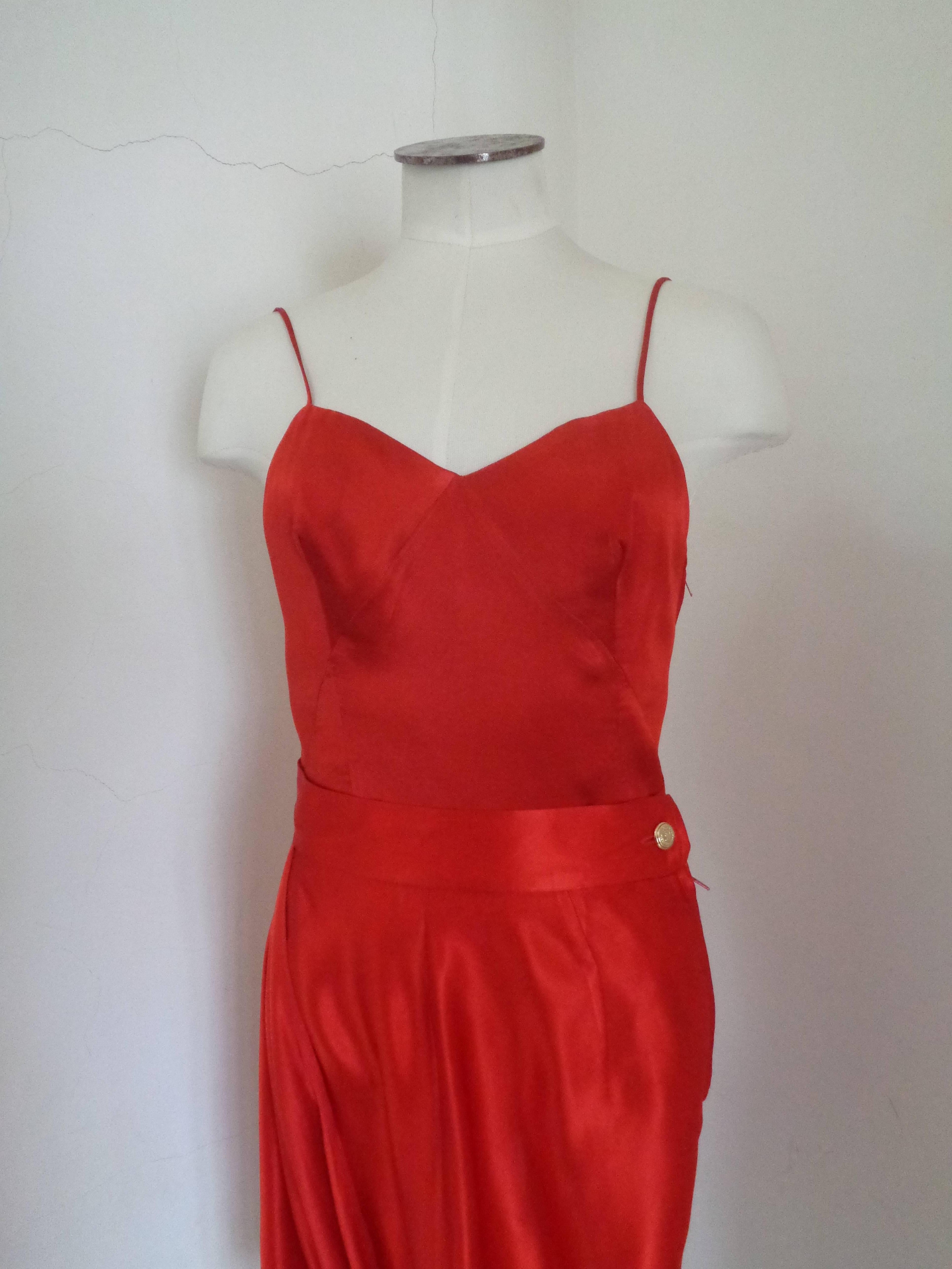 Rare Moschino Red Silk Top and skirt

totally made in italy in italian size range 44

compsotion §Silk

Skirt lenght 53 cm

Top lenght 47 cm