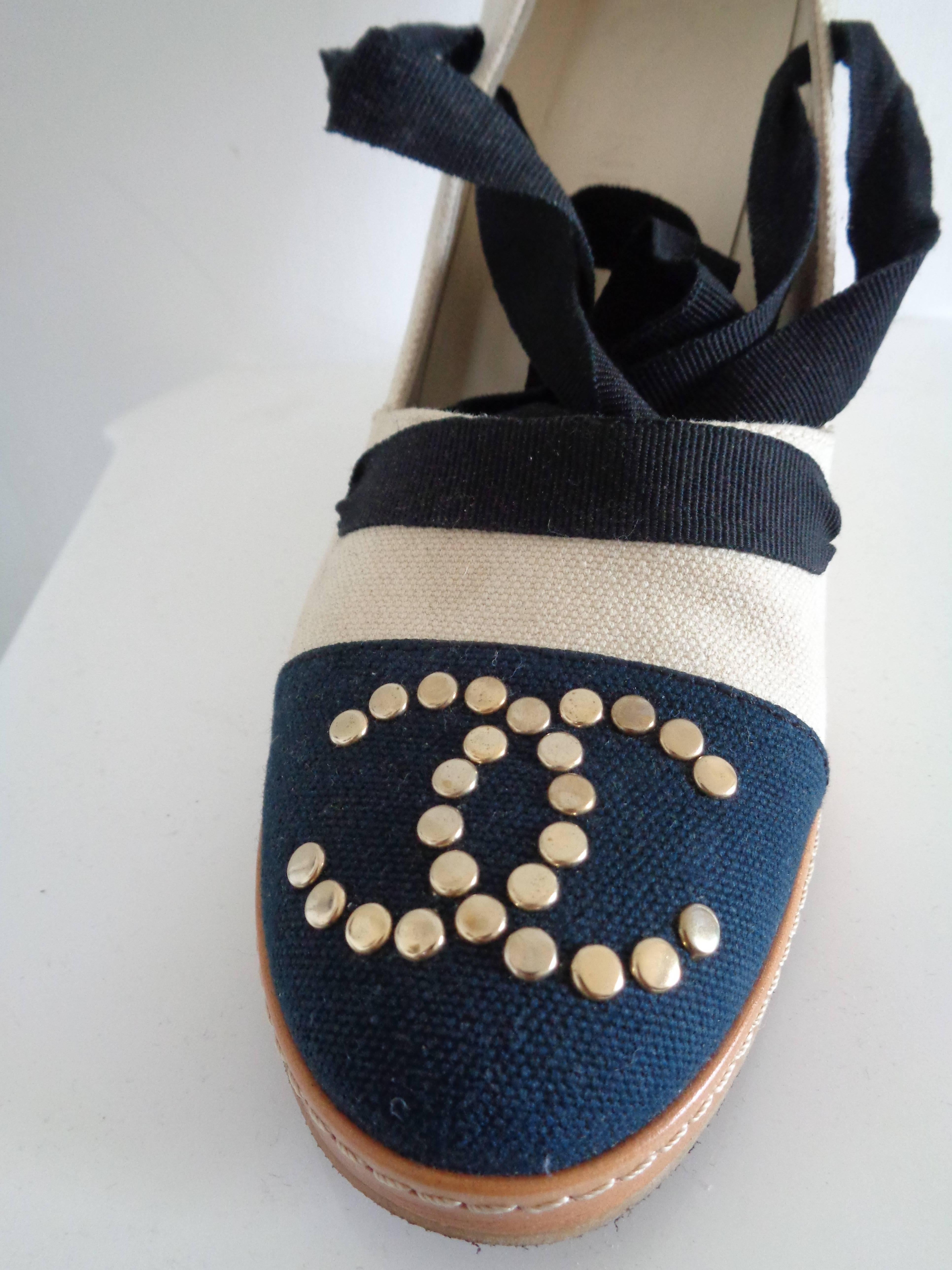 Chanel cream Blu cc gold tone logo sandals In Good Condition In Capri, IT