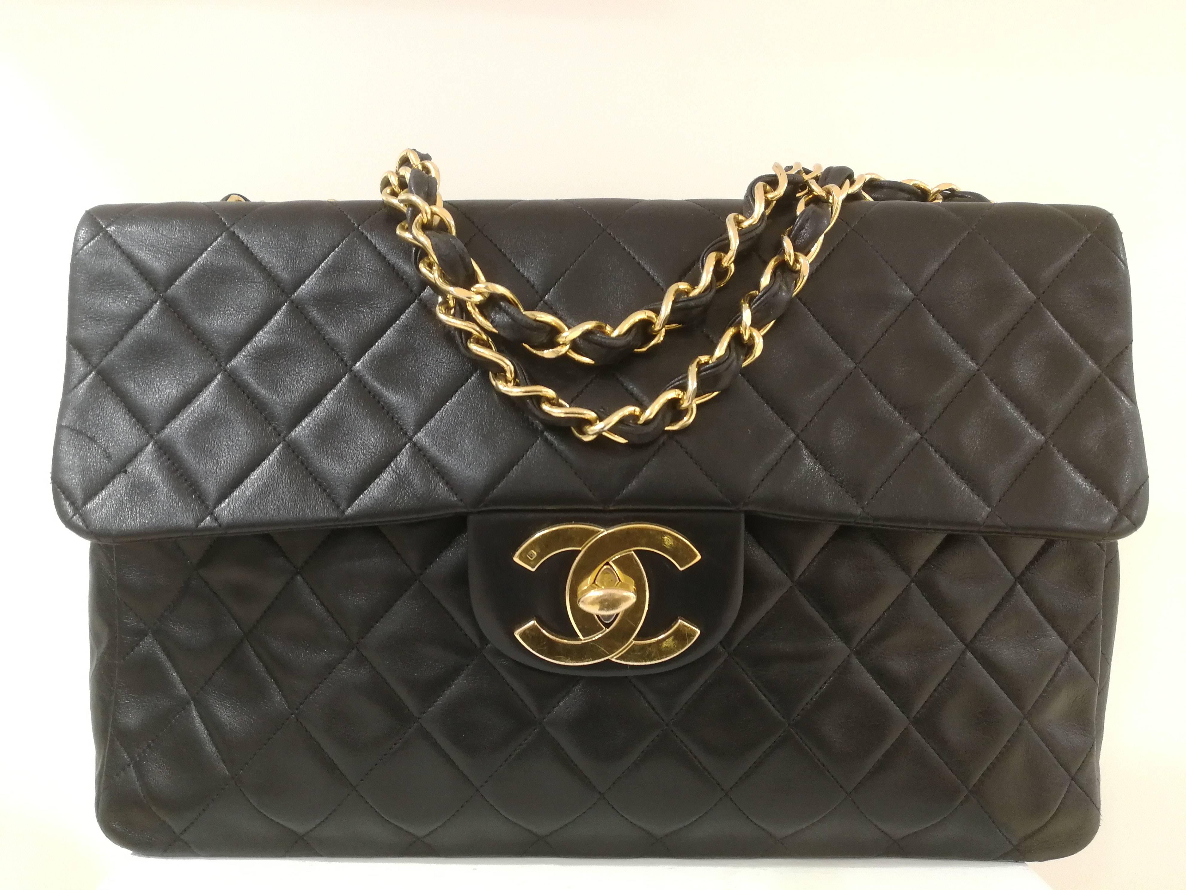 Chanel Black leather gold hardware maxi jumbo shoulder bag In Good Condition In Capri, IT