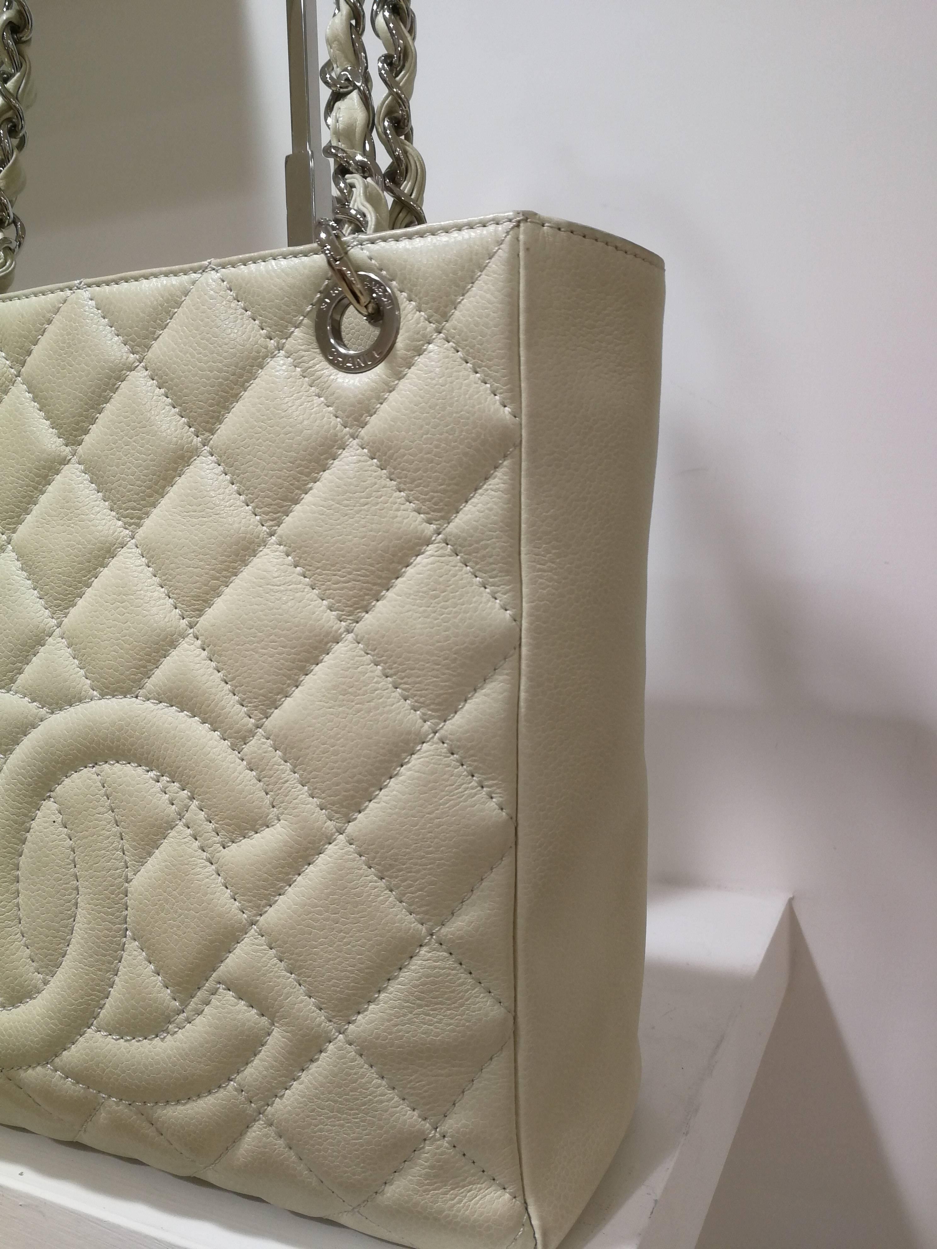 Women's or Men's Chanel white silver hardware shoulder bag