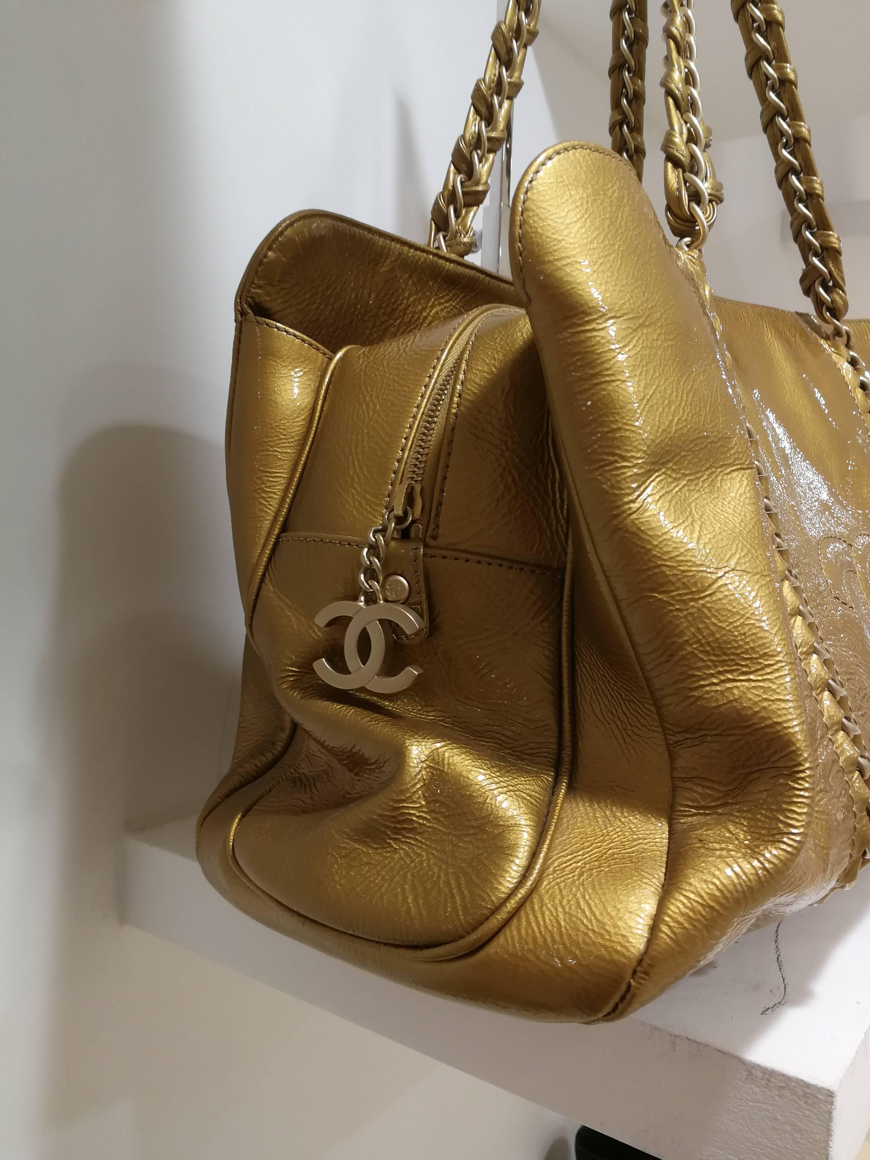 Chanel gold patent leather shoulder bag In Good Condition In Capri, IT