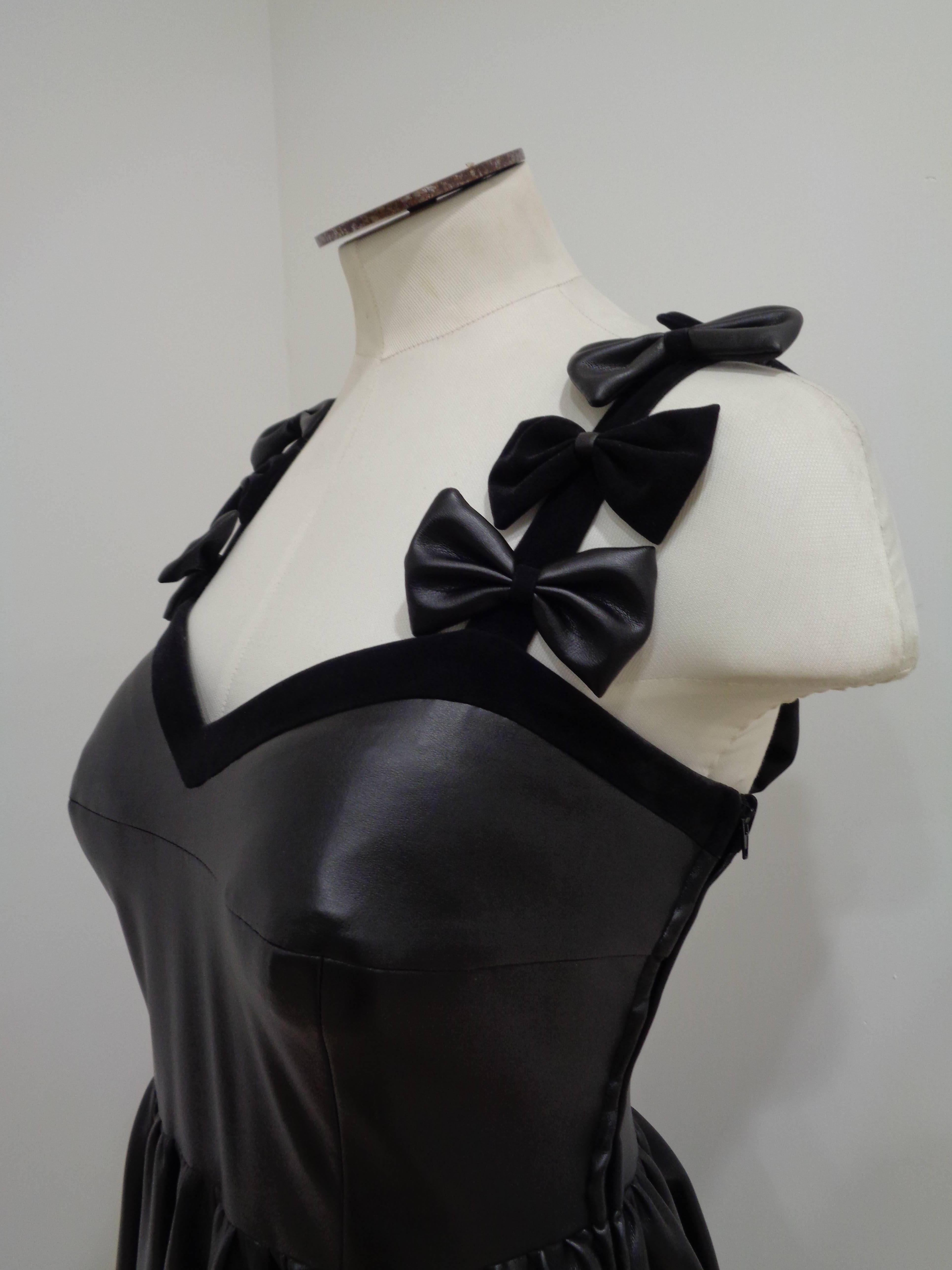 Noir Chanel - Robe à nœuds en velours et cuir noir en vente
