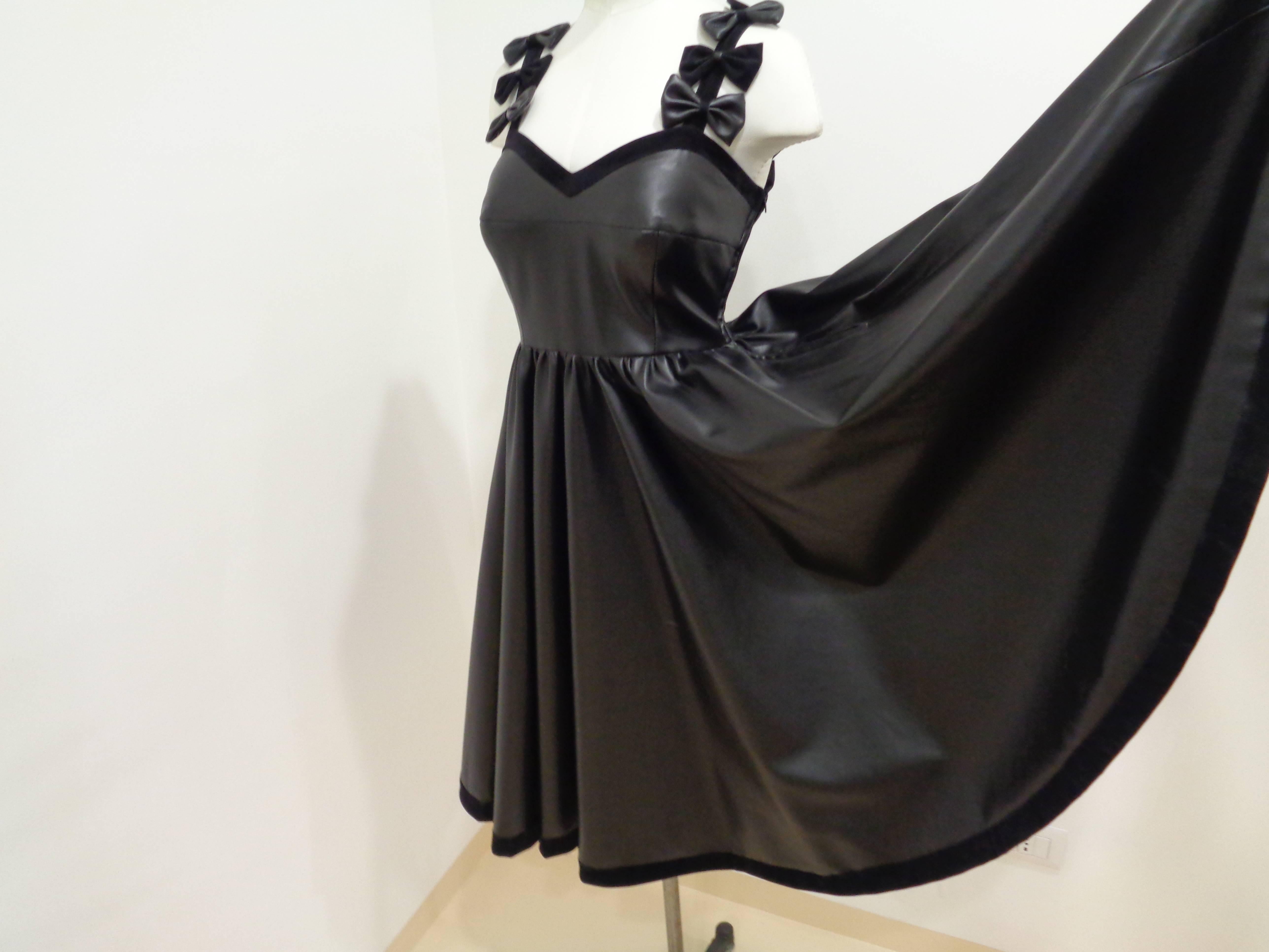 Chanel - Robe à nœuds en velours et cuir noir Excellent état - En vente à Capri, IT