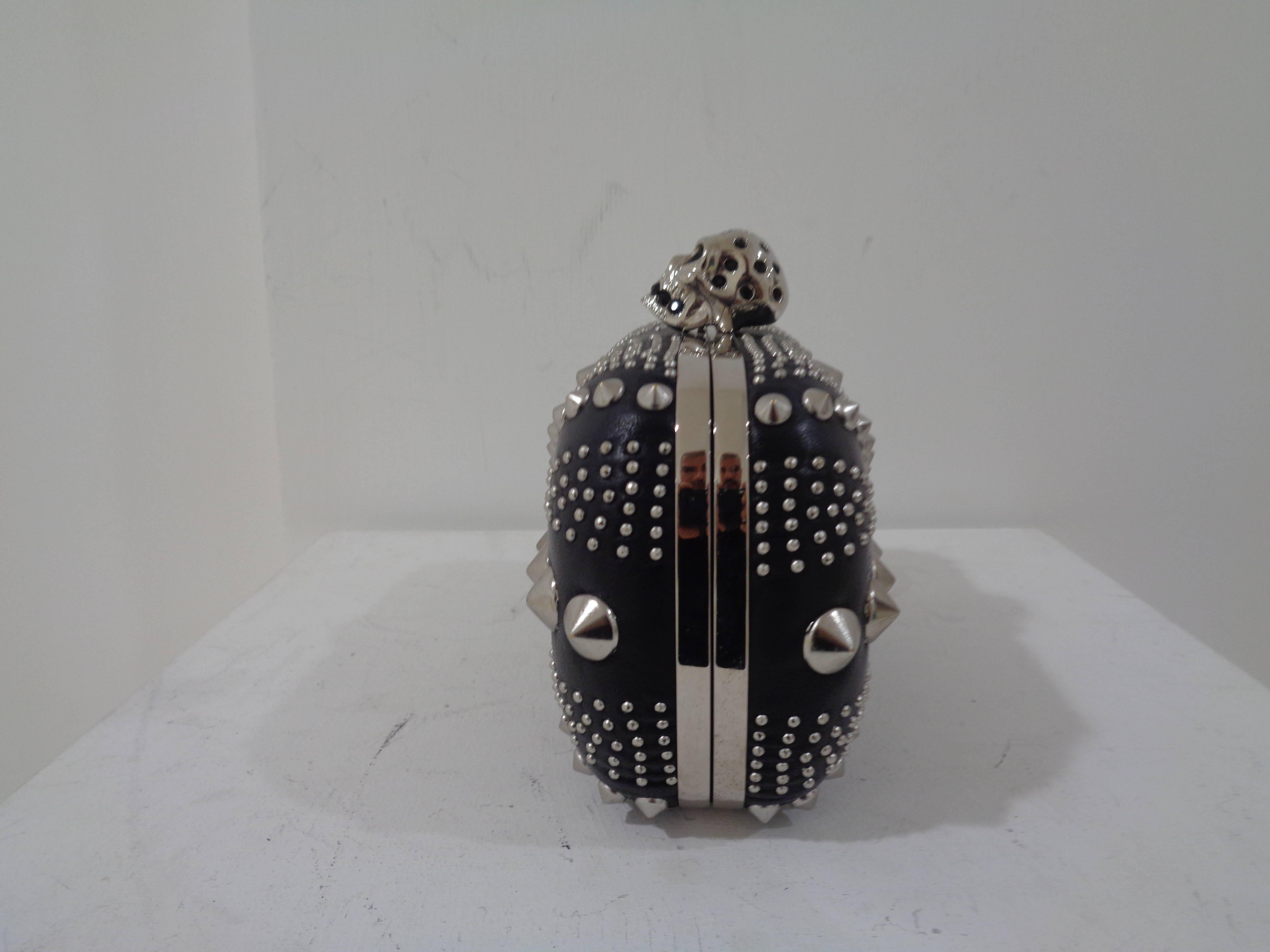 Alexander Mcqueen Black Silver studs and skull clutch In Excellent Condition In Capri, IT