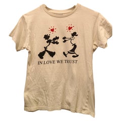 T-shirt en coton Moschino Cheap and Chic des années 1990, avec l'inscription « in love we trust »