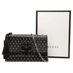Sac à bandoulière Gucci « Miss Bamboo » en cuir clouté, taille moyenne