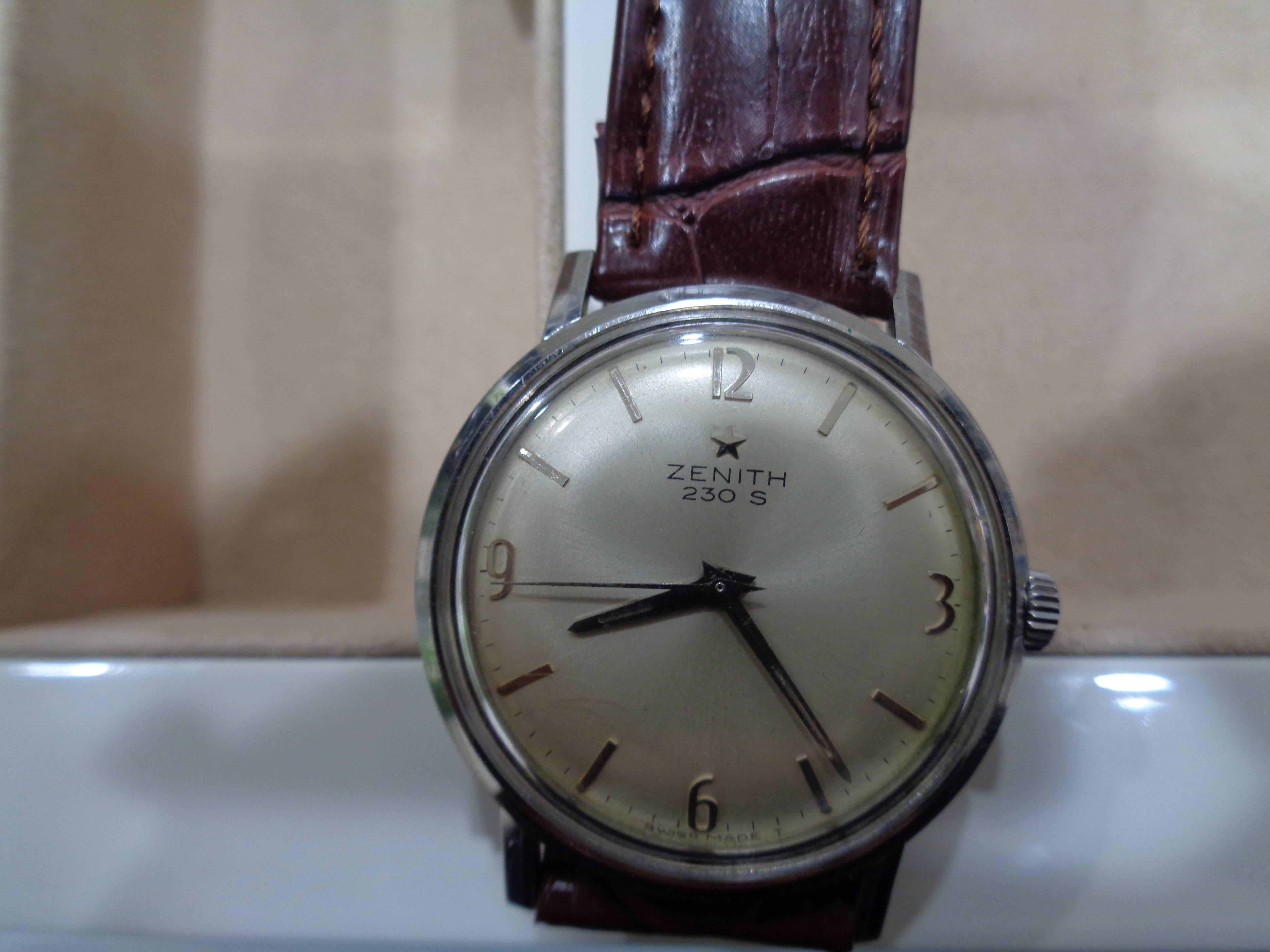 Zenith 230s Watch

brown watchband

silver tone