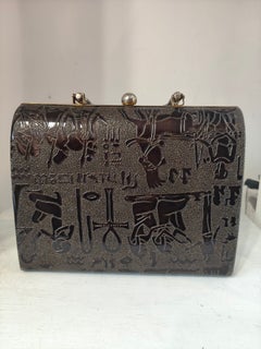 Borsa di Gianni Versace degli anni ’90 ispirata all’Egitto