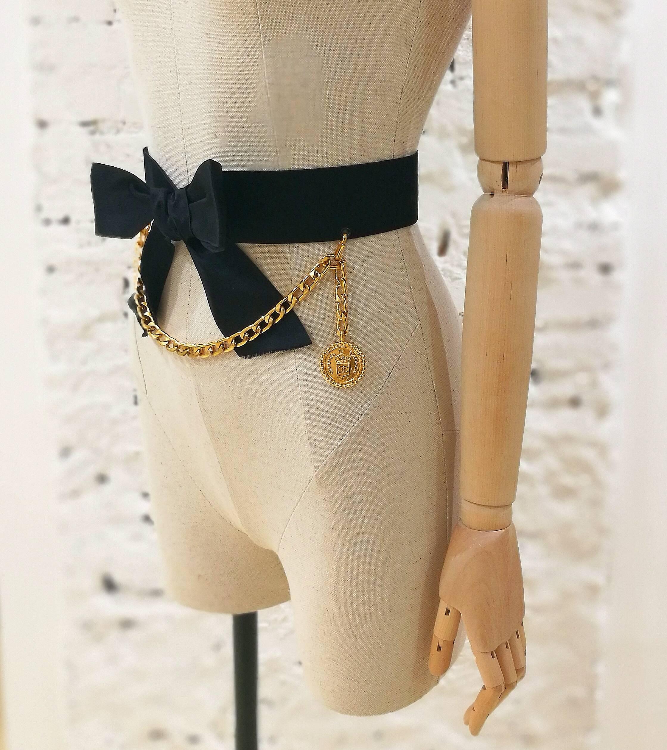 Chanel vintage bow and gold tone chain belt

totally made in france in size 85 cm