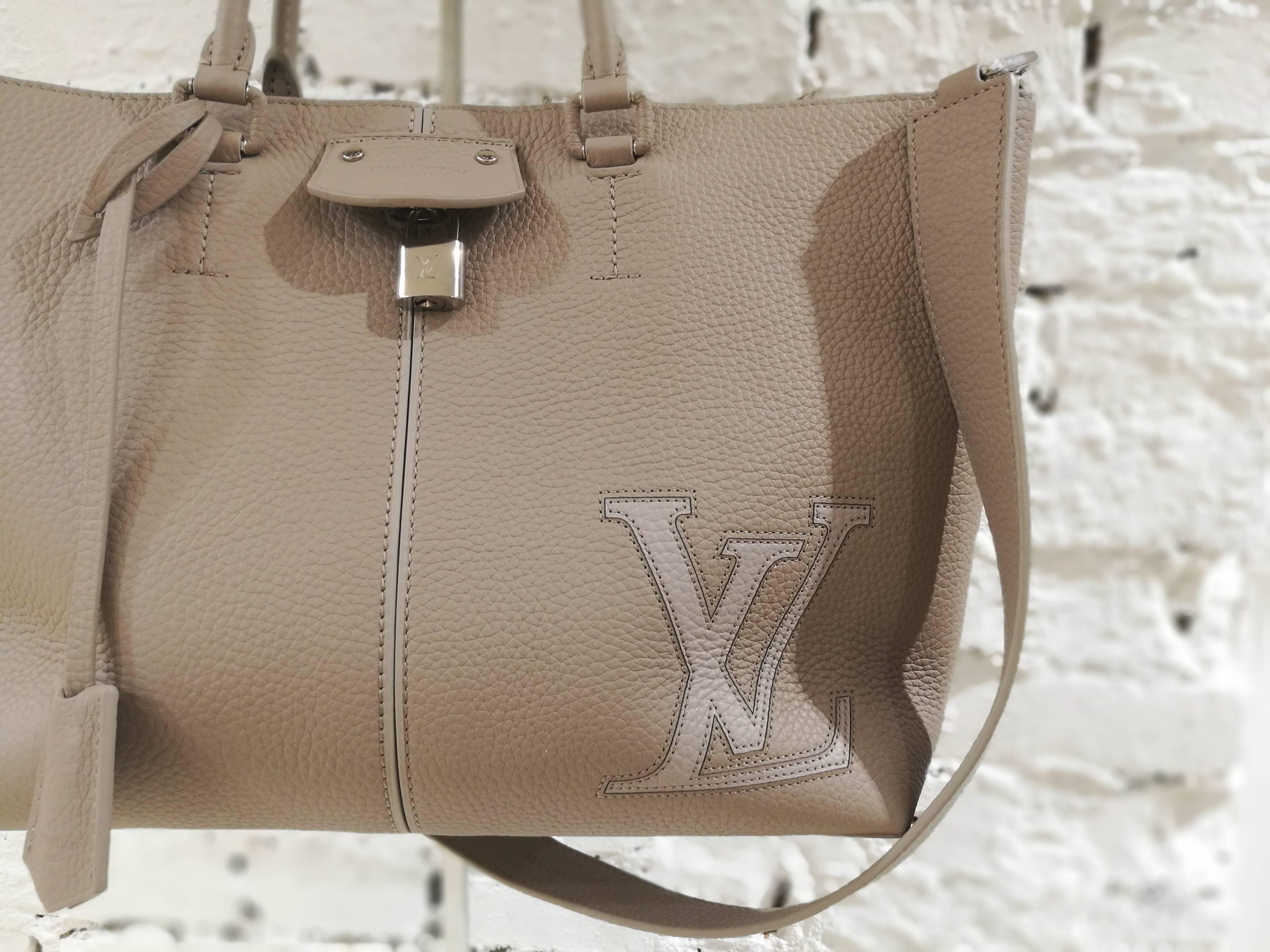 An elegant, feminine tote with soft, rounded lines and generous capacity, the new Pernelle is made of rich Taurillon leather. Its refined craftsmanship is enhanced with luxurious details: note the LV signature, inspired by images from the House