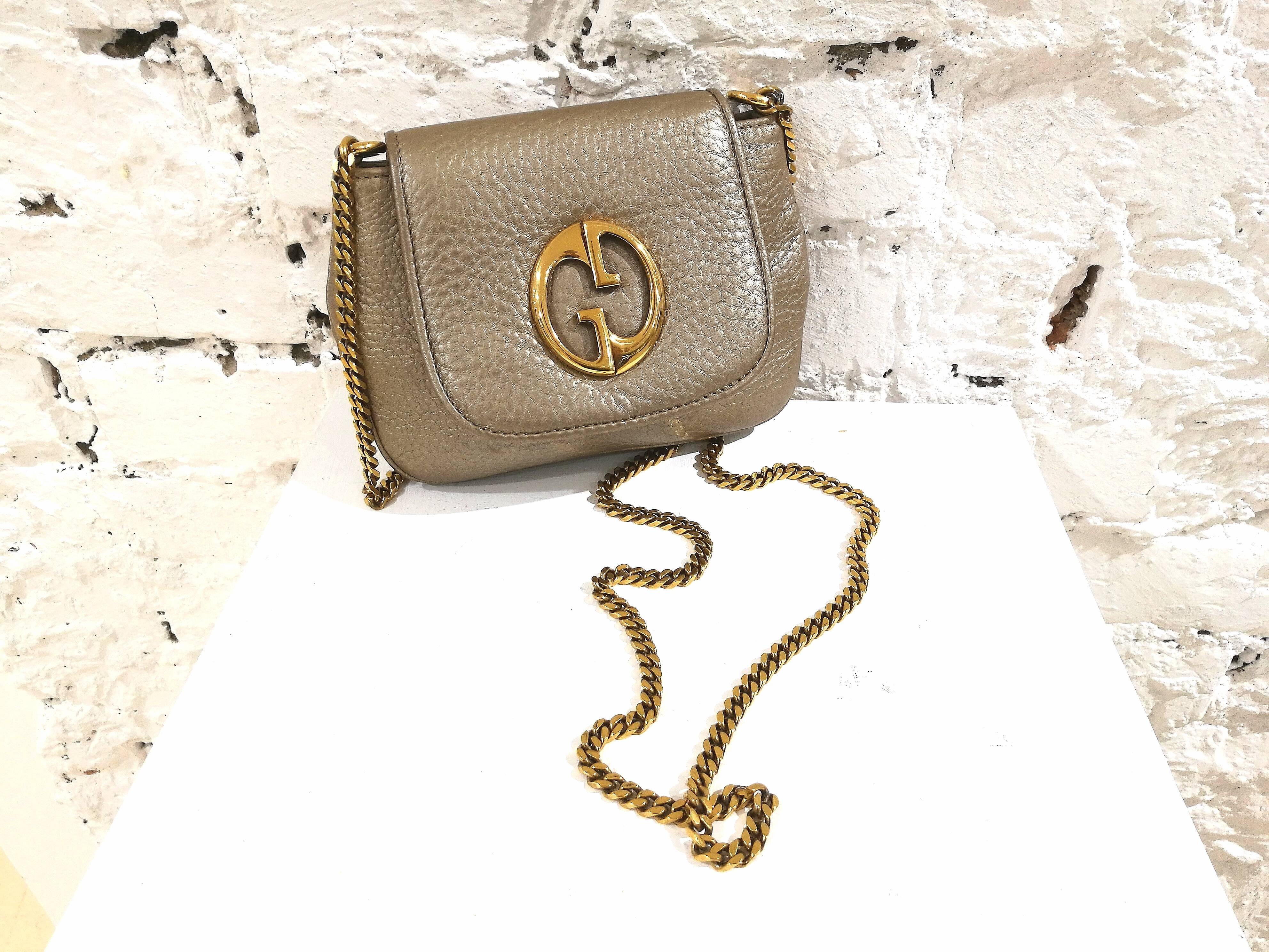 Frida Giannini looks back to 1973 for her new collection of right nice hand bags.

small shoulder bag with gold double G detail.
Antique brass hardware and suede lining.
Single chain strap with a 23 3/5