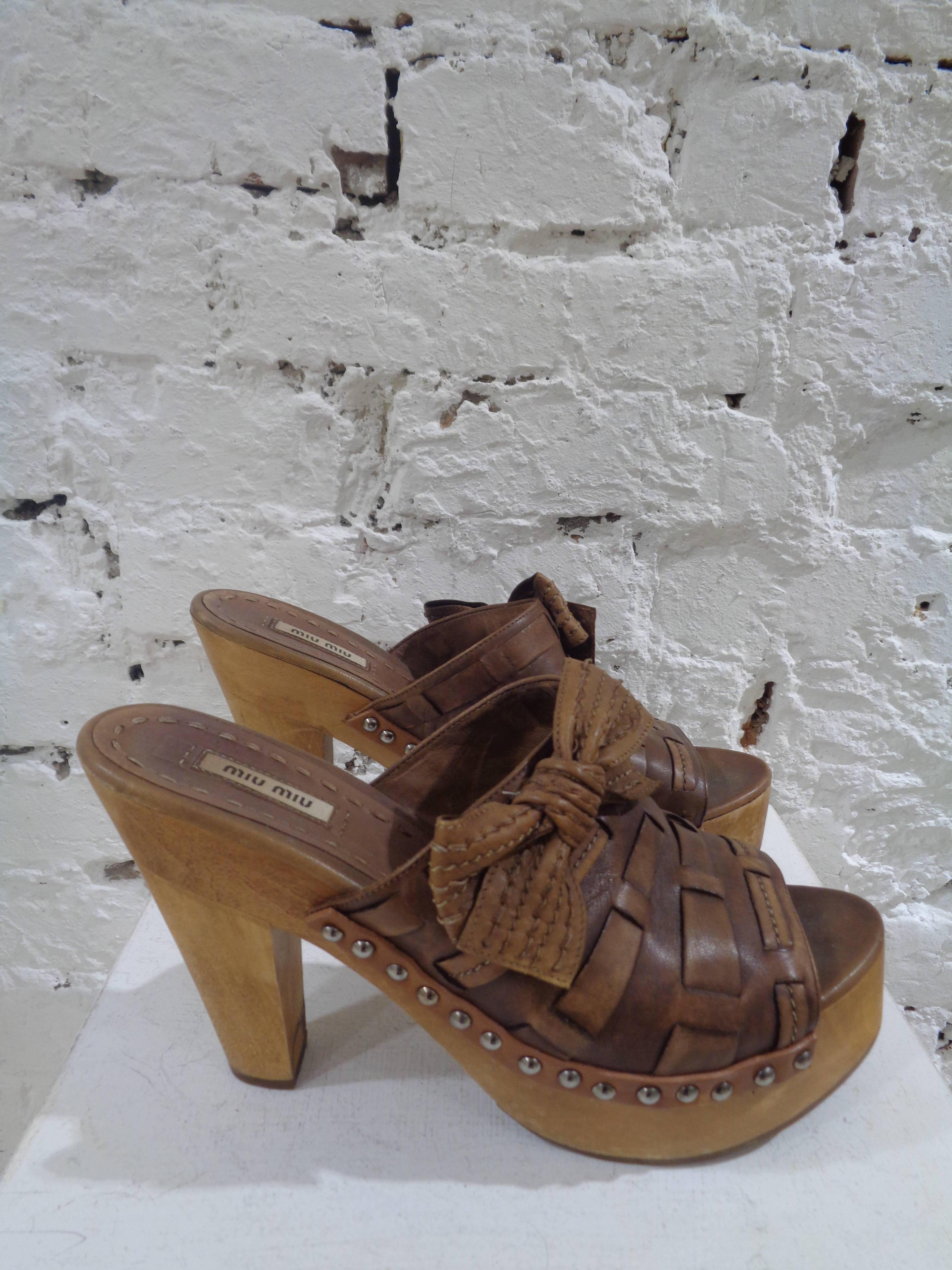 Miu Miu brown high heels sandals

totally made in italy

in size 40

unworn