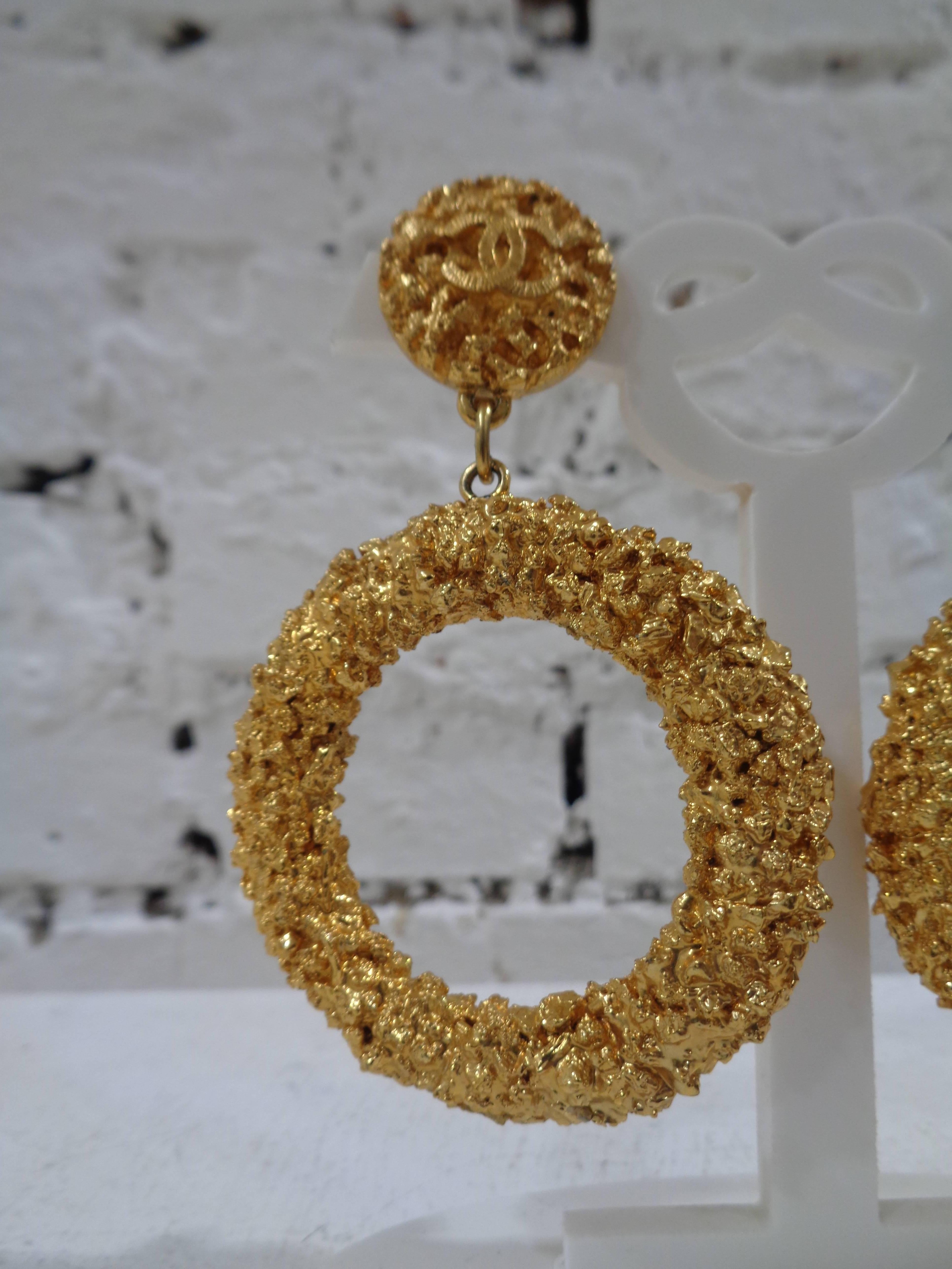 Chanel gold tone circle cc logo clip on earrings In Excellent Condition In Capri, IT