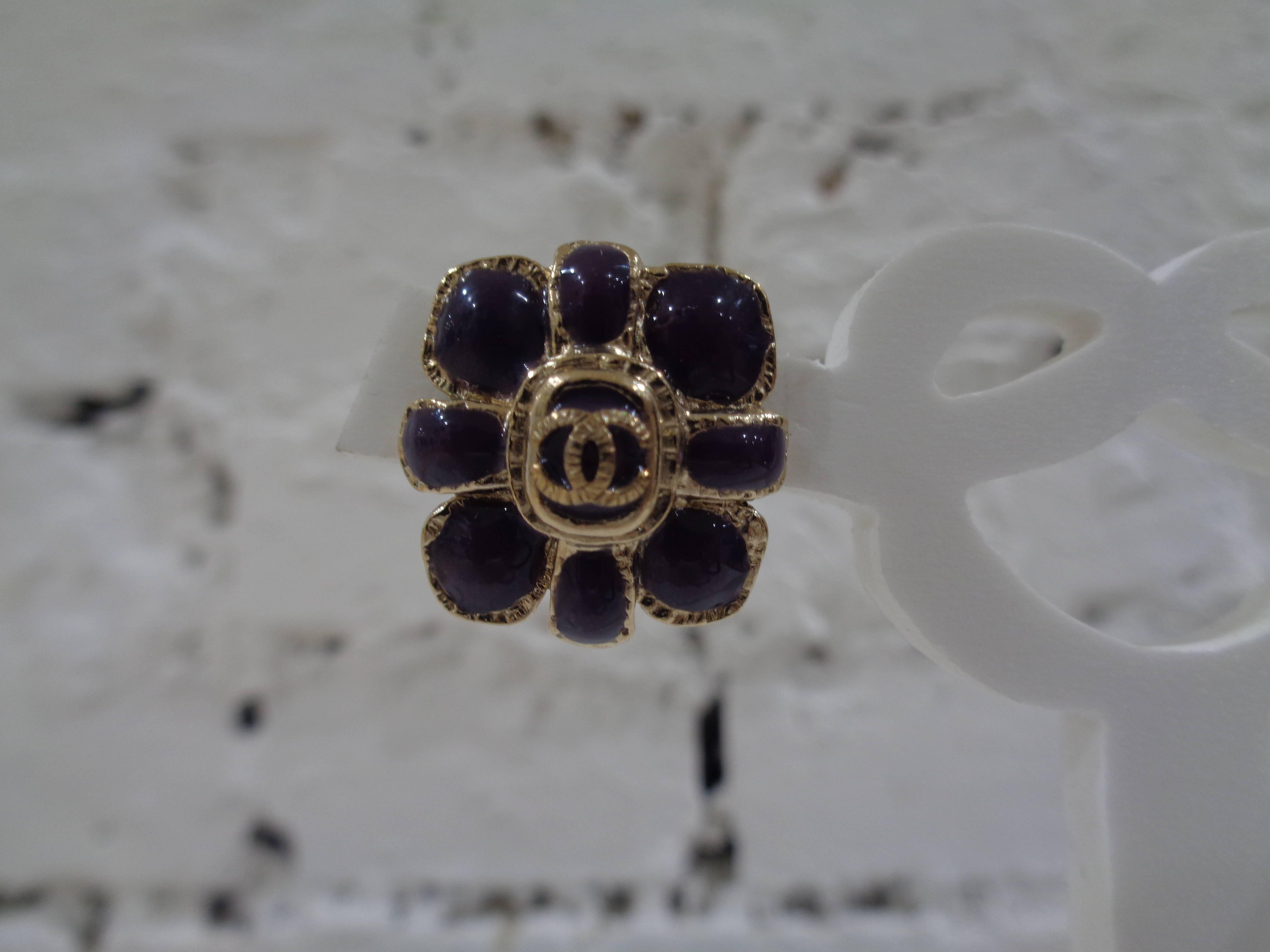Chanel purple silver tone cc logo flower clip on earrings
totally made in frrance
size 2 x 2 cm