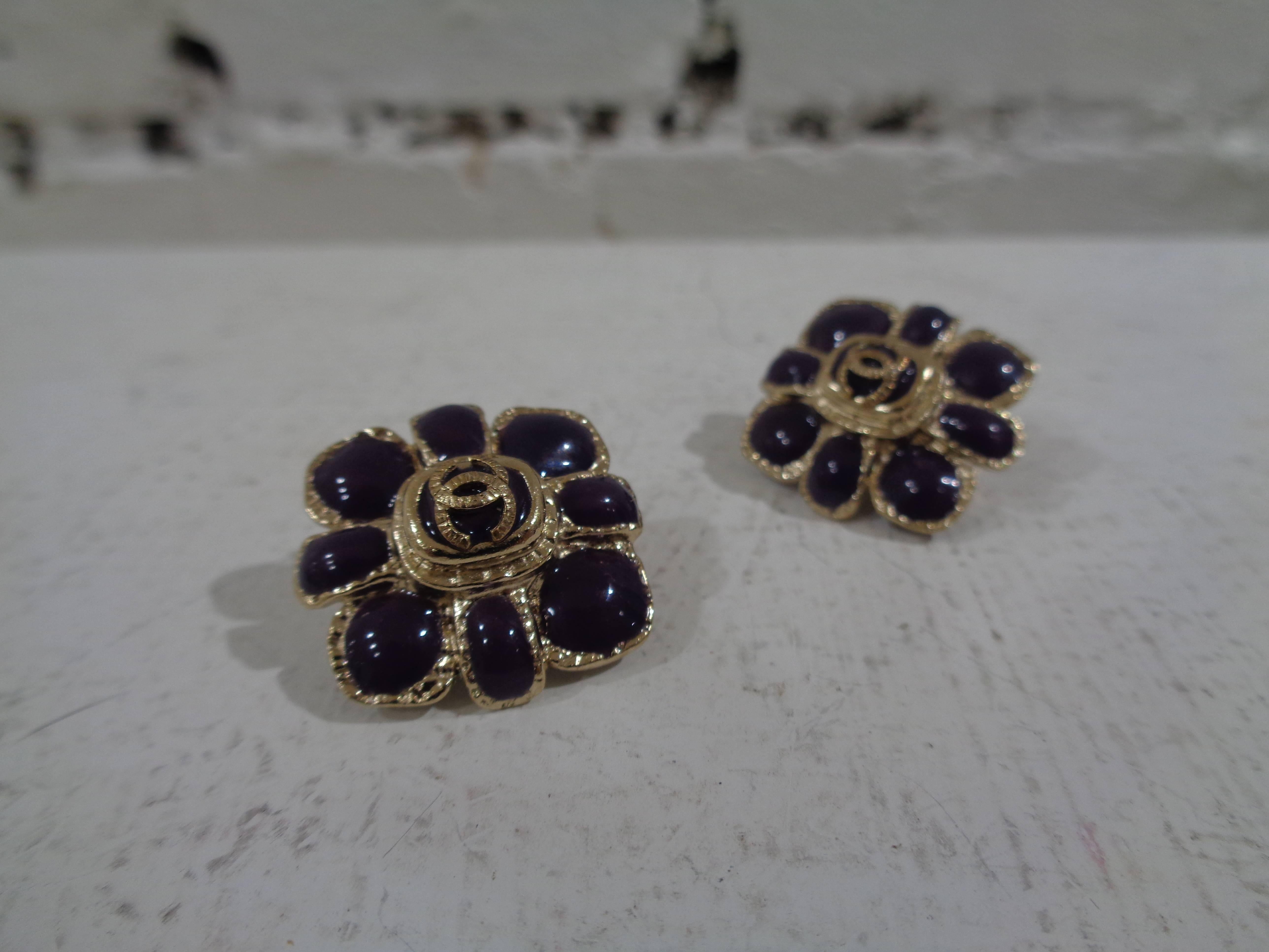 Chanel purple silver tone cc logo flower clip on earrings In Excellent Condition In Capri, IT