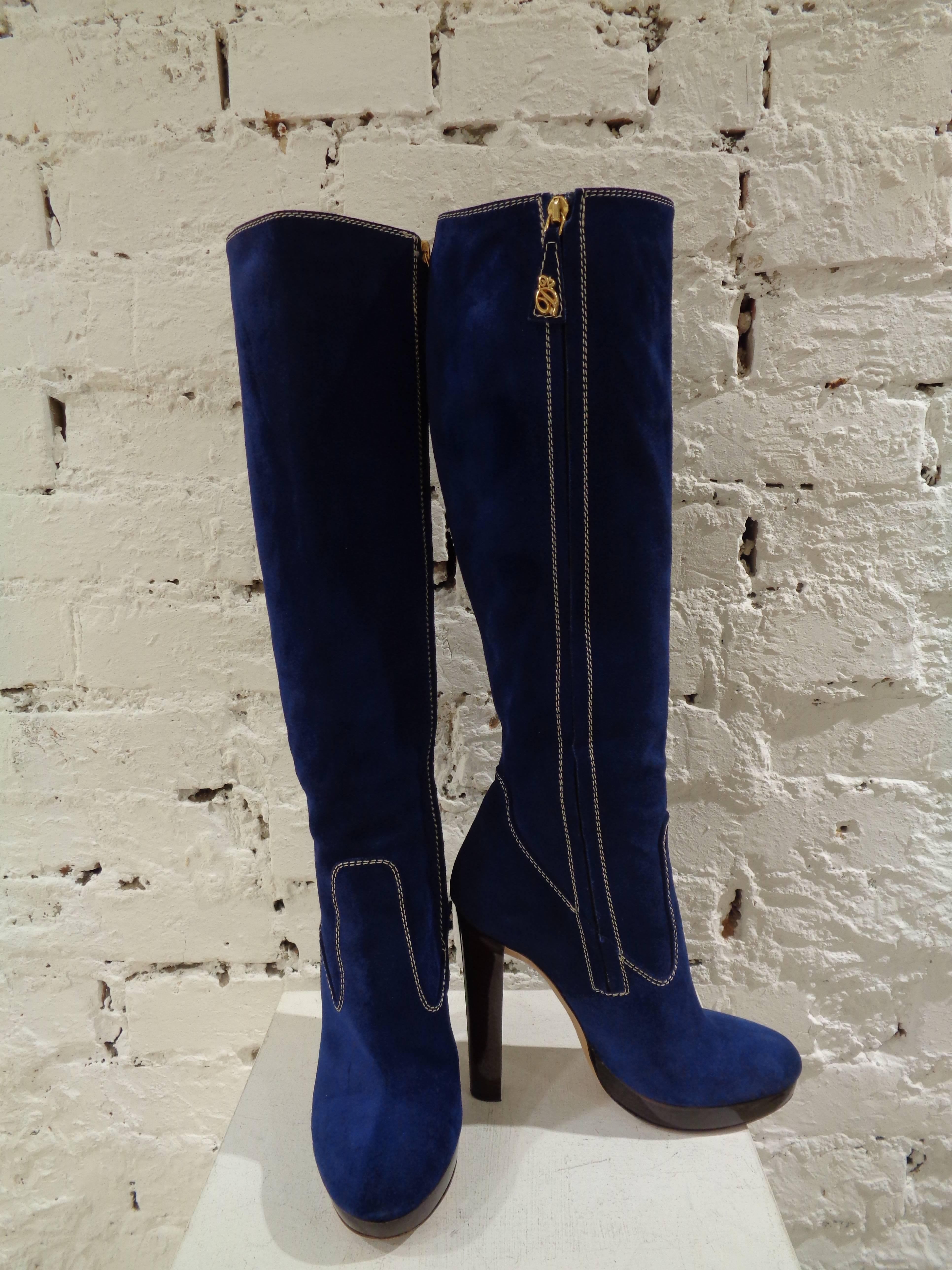 Dsquared2 Blu velvet boots

totally made in italy

size 37

used few times