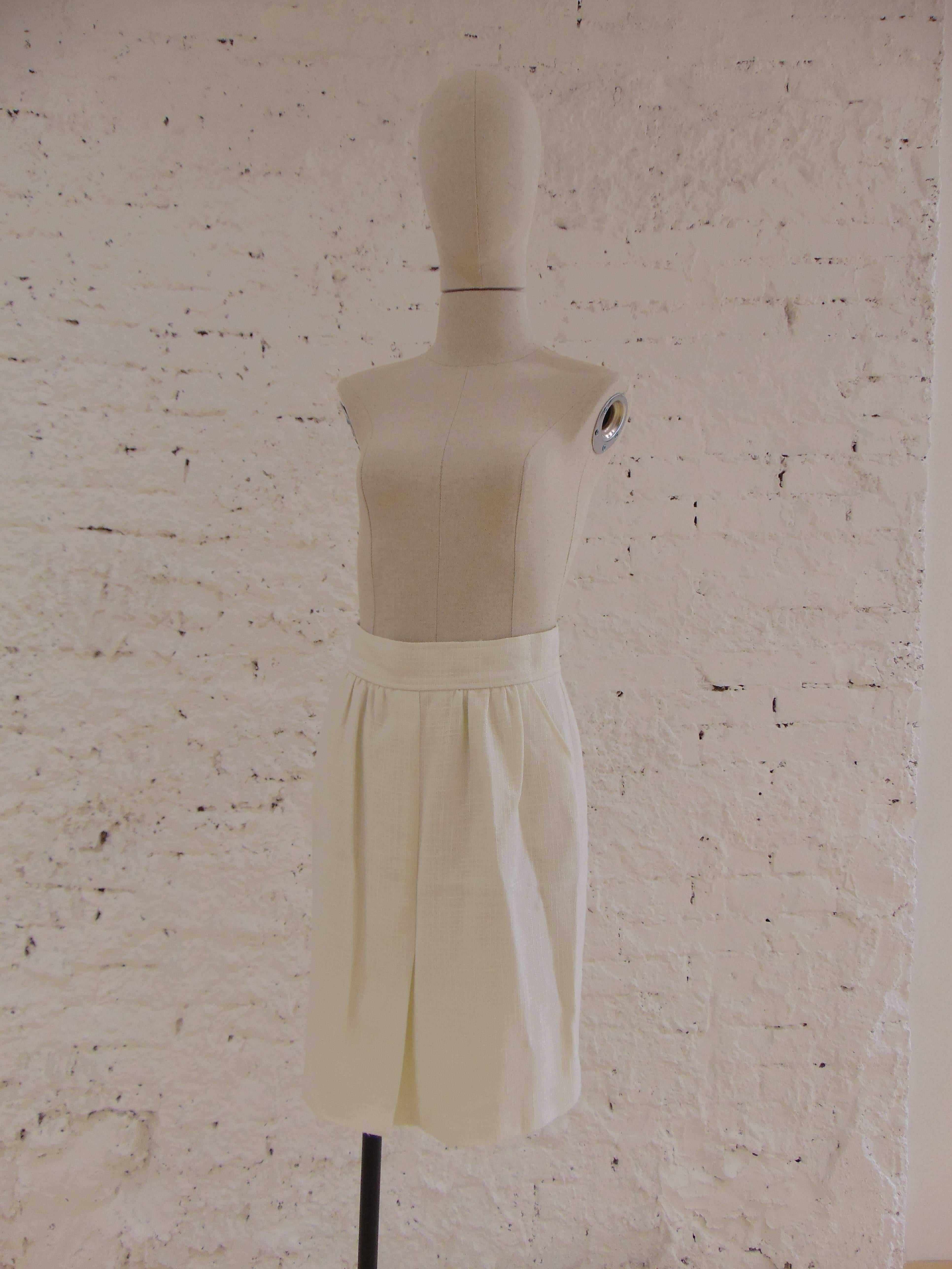 Chanel cream skirt
totally made in france in size 42
composition: Nylon and viscose
lining: Silk