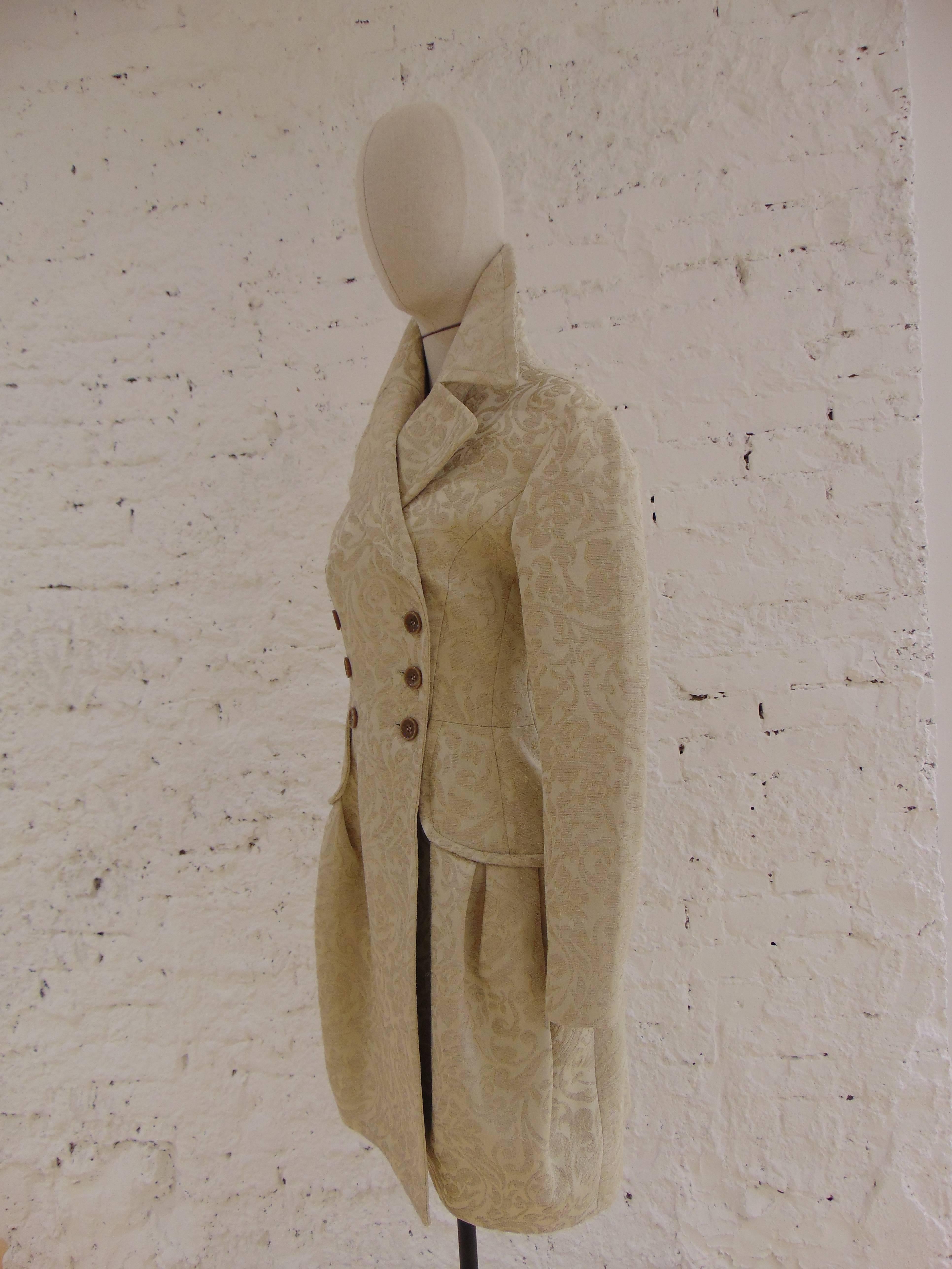 John Galliano cream damasque coat
totally made in italy in size 42
composition: Nylon and other