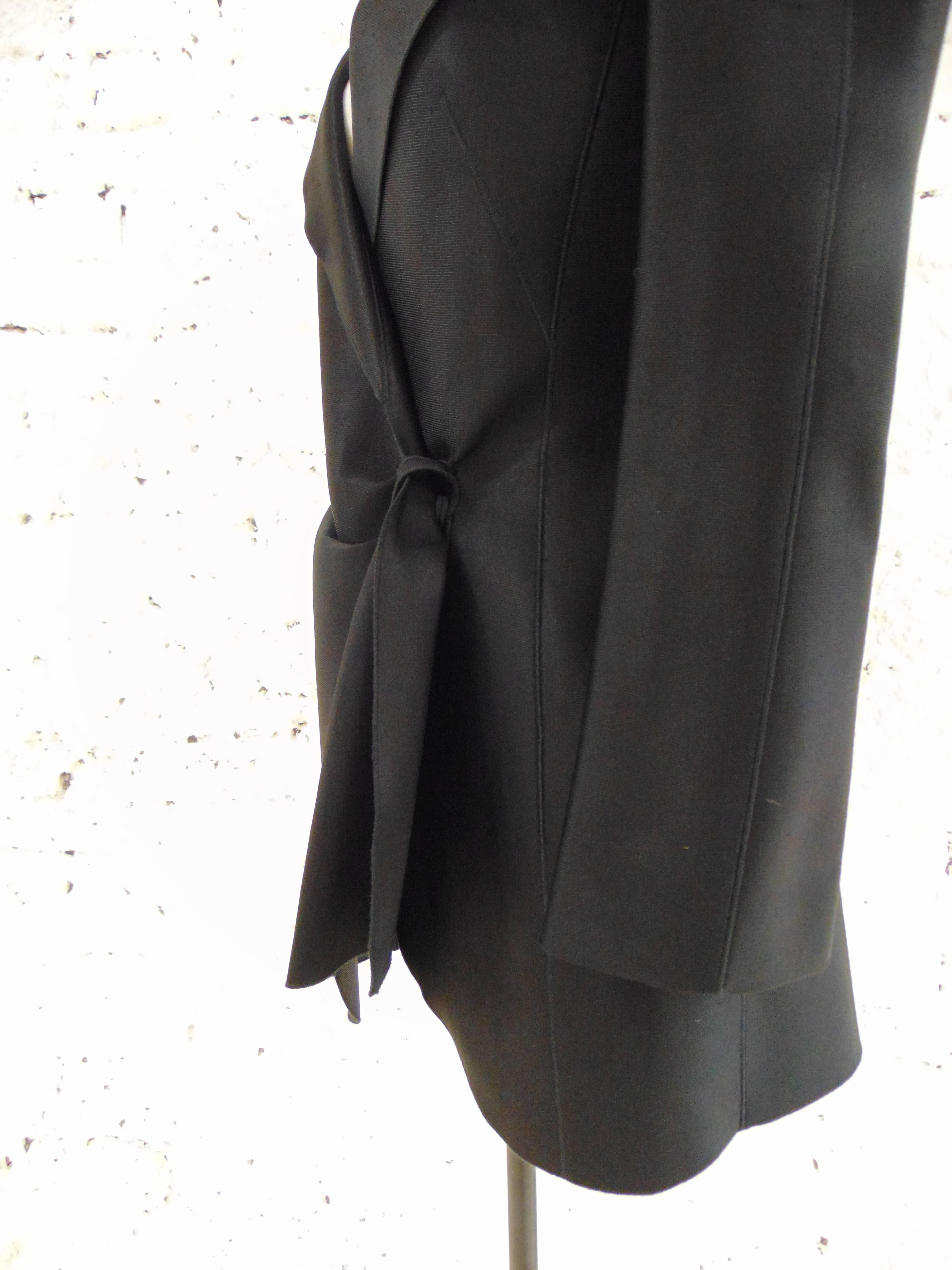 Giorgio Armani black coat
totally made in italy in size 38
composition: latex