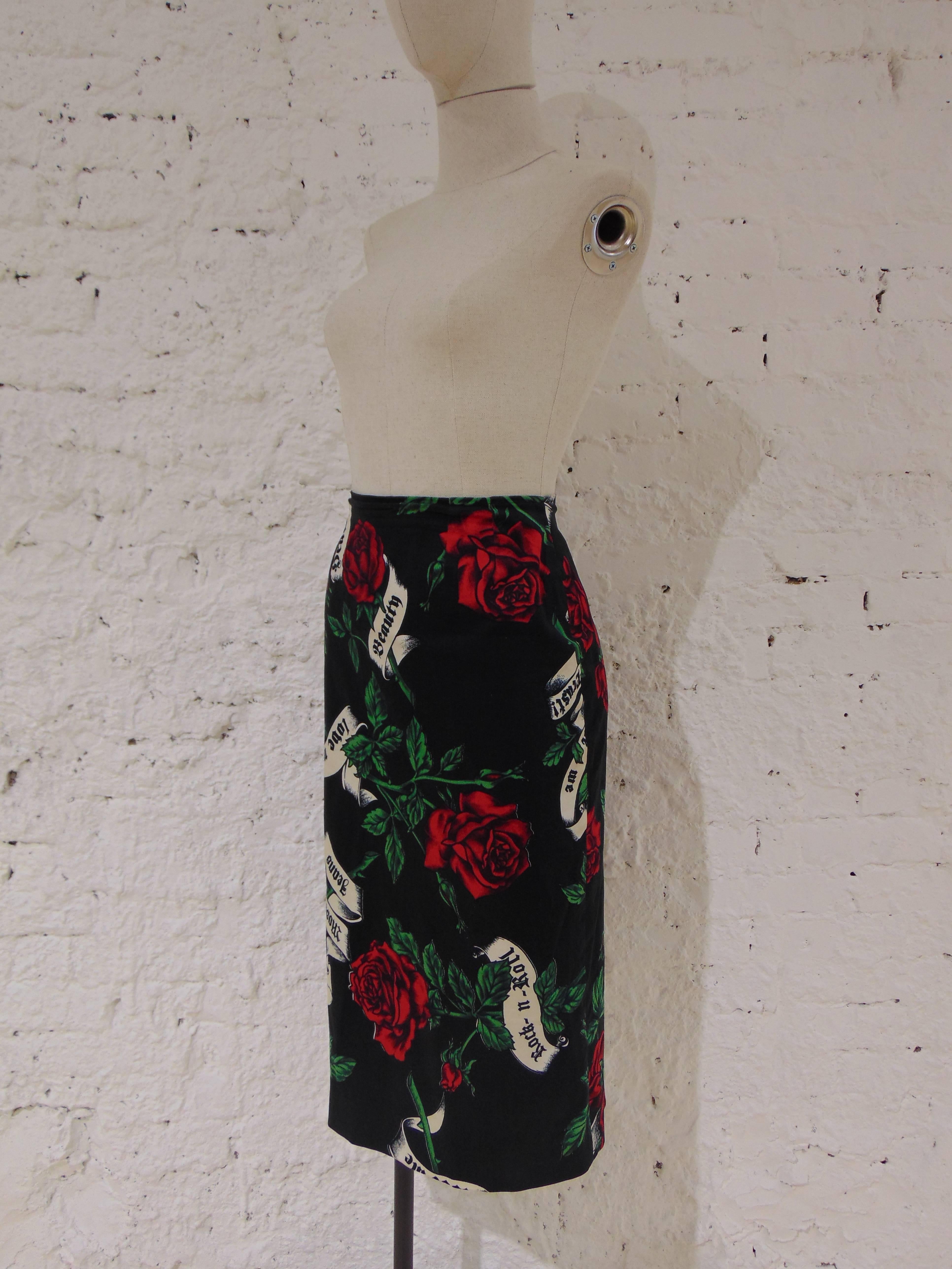 Moschino long flowers skirt
totally made in italy in size M
composition: Cotton and poylester