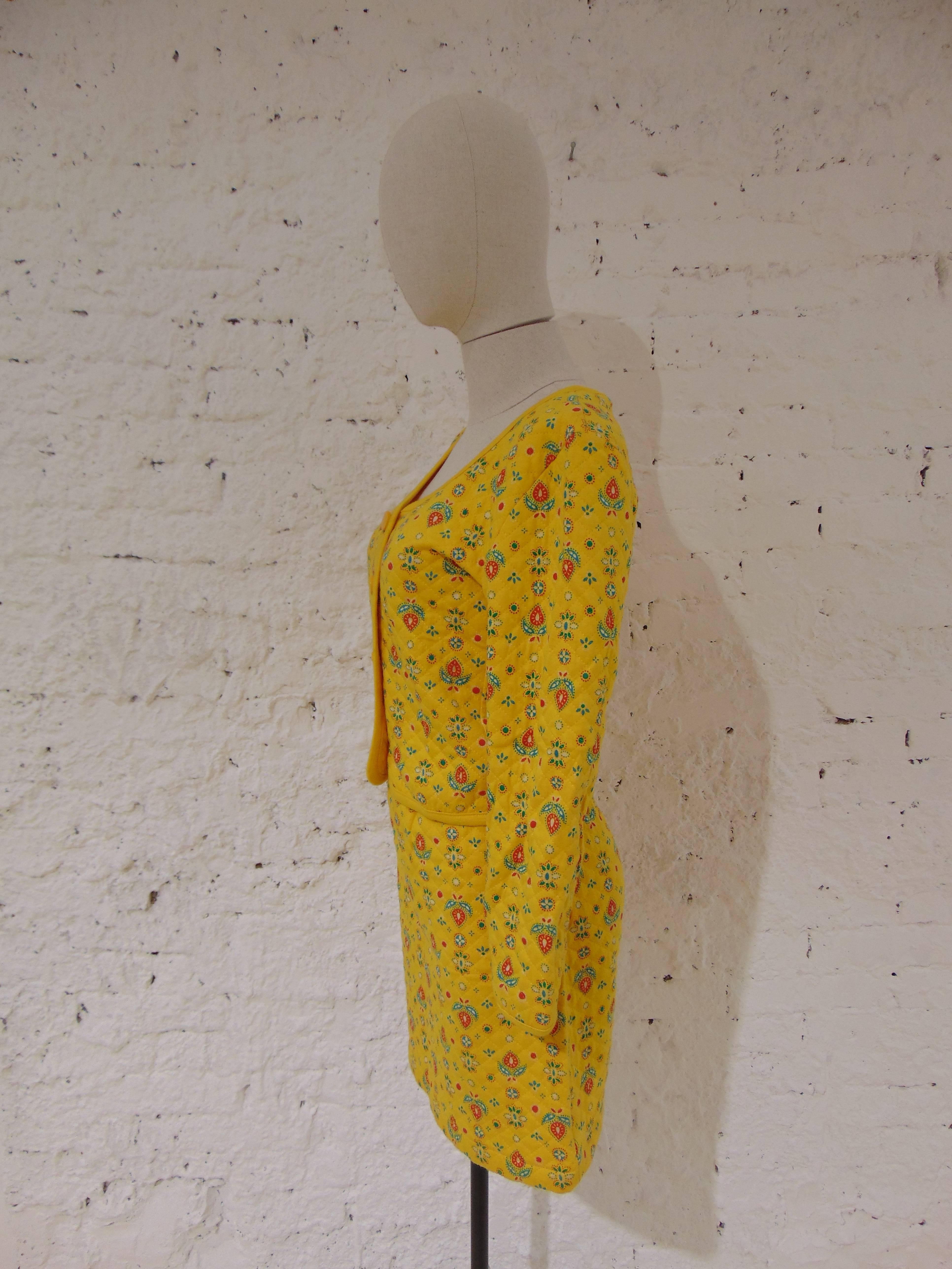 Yves Saint Laurent Cotton yellow flowers skirt suit
Totally made in france in size M
compition: 100% Cotton
Skirt measurements: waist 60 cm minumum - 92 maximum
lenght 48 cm
