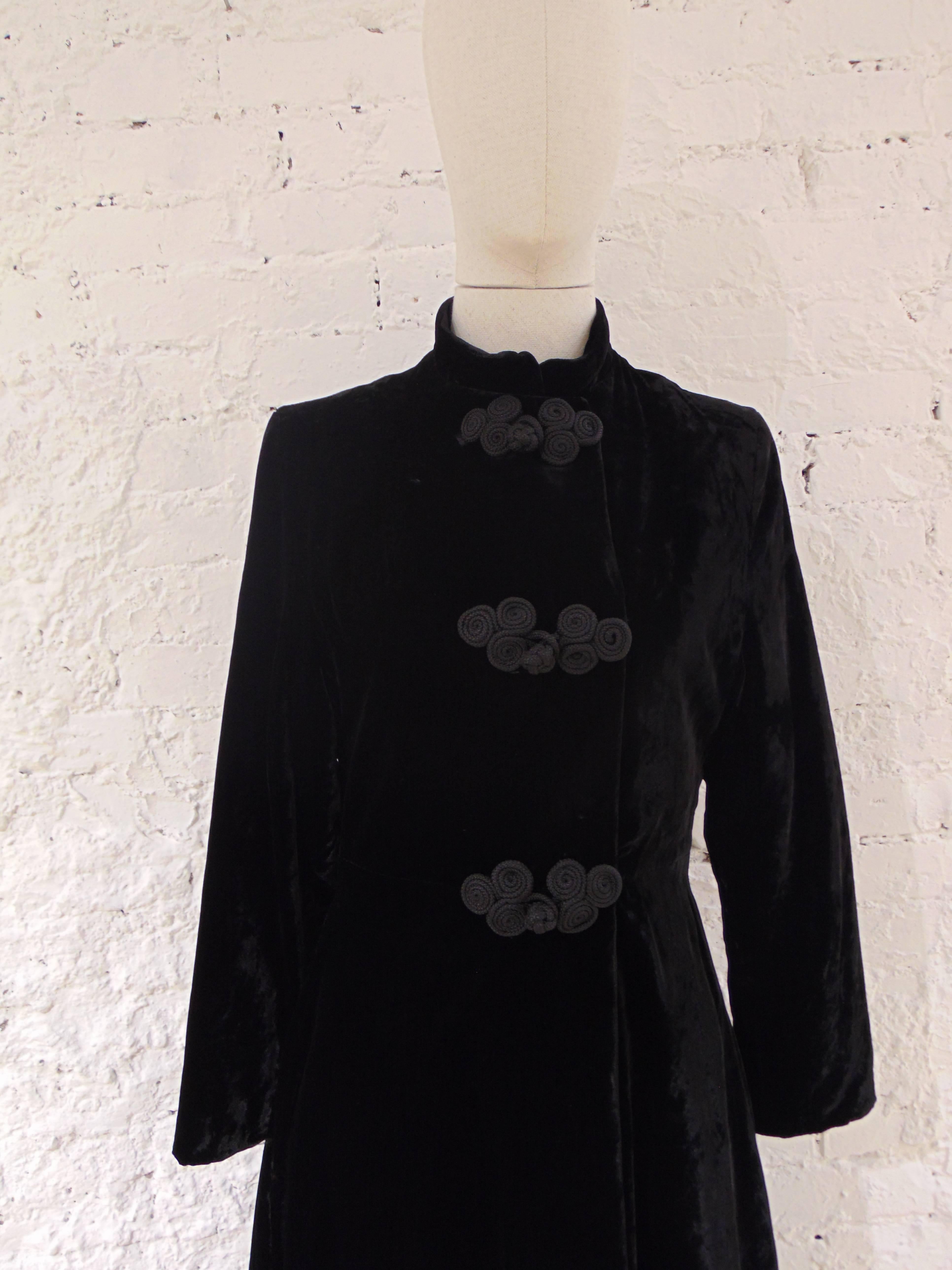 1980s Bonwit Teller black velvet coat In Excellent Condition In Capri, IT