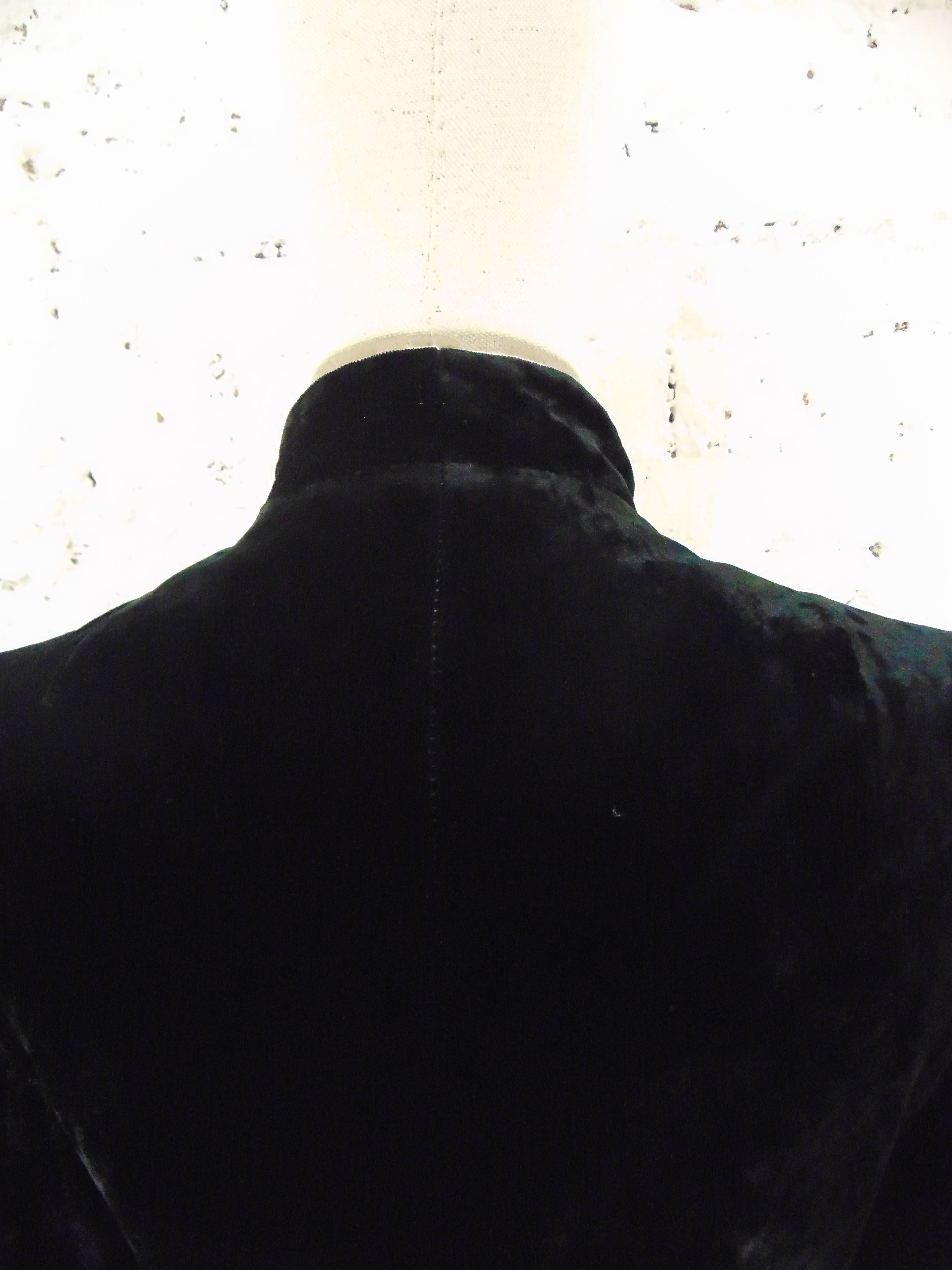 1980s Bonwit Teller black velvet coat

totally made in italy in size xs