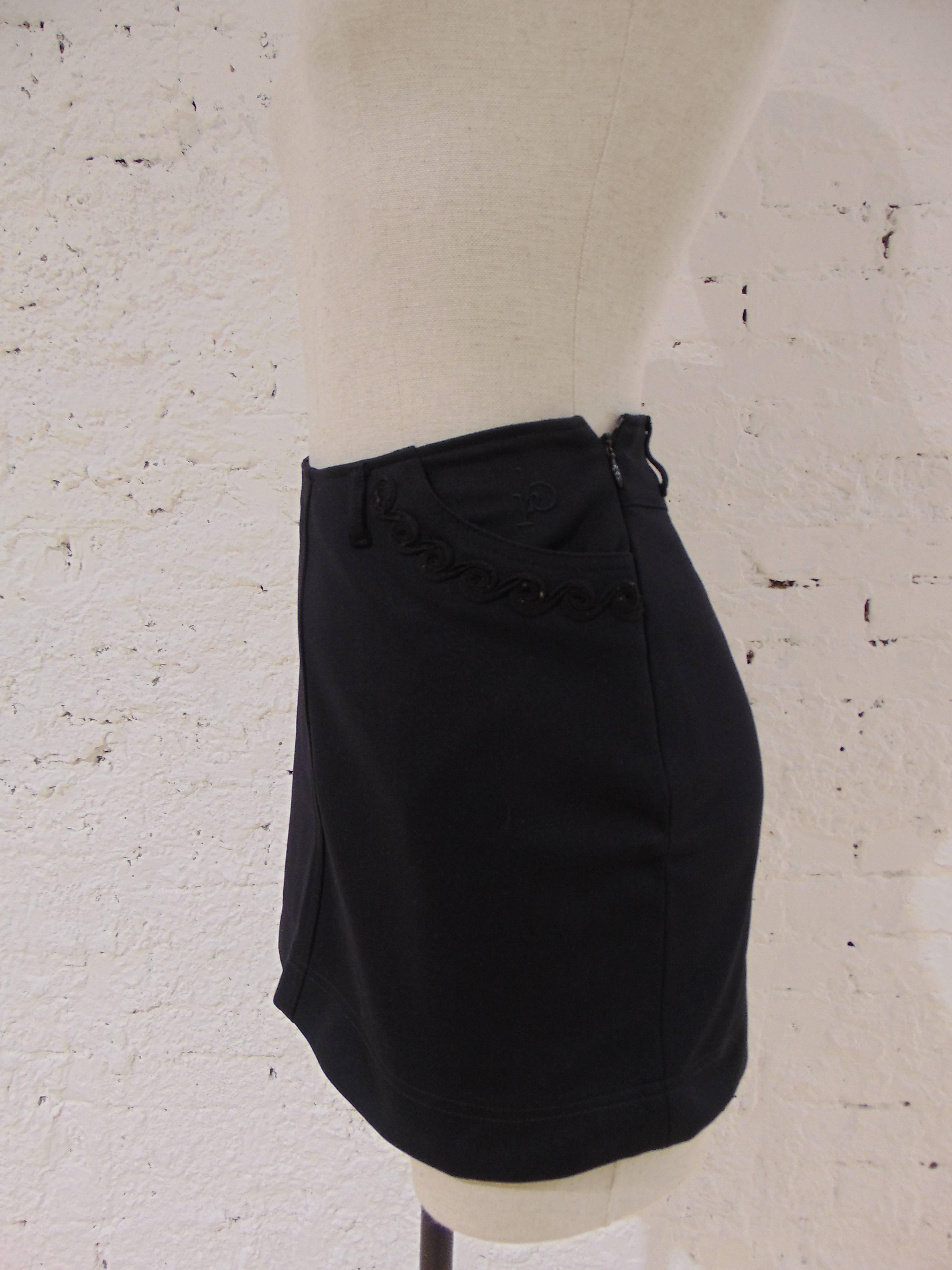 Roccobarocco black mini skirt
totally made in italy in size 42
composition is polyamide and acetate