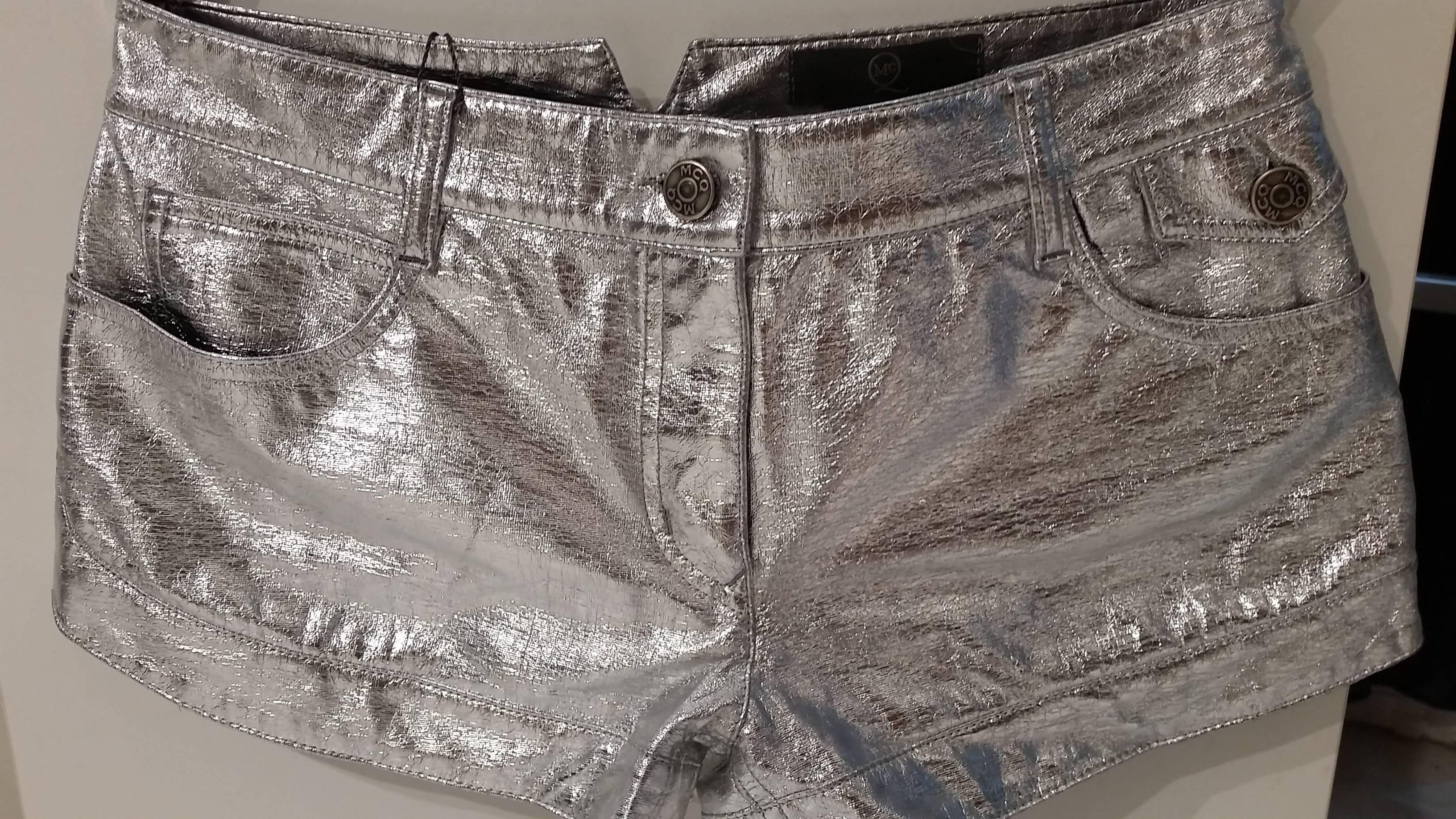 2000s Alexander McQueen MCQ Silver Shorts
Size 40 (76cm)
totally made in italy
composition: 61% cotton
39% polyurethane

lining: 100% cotton