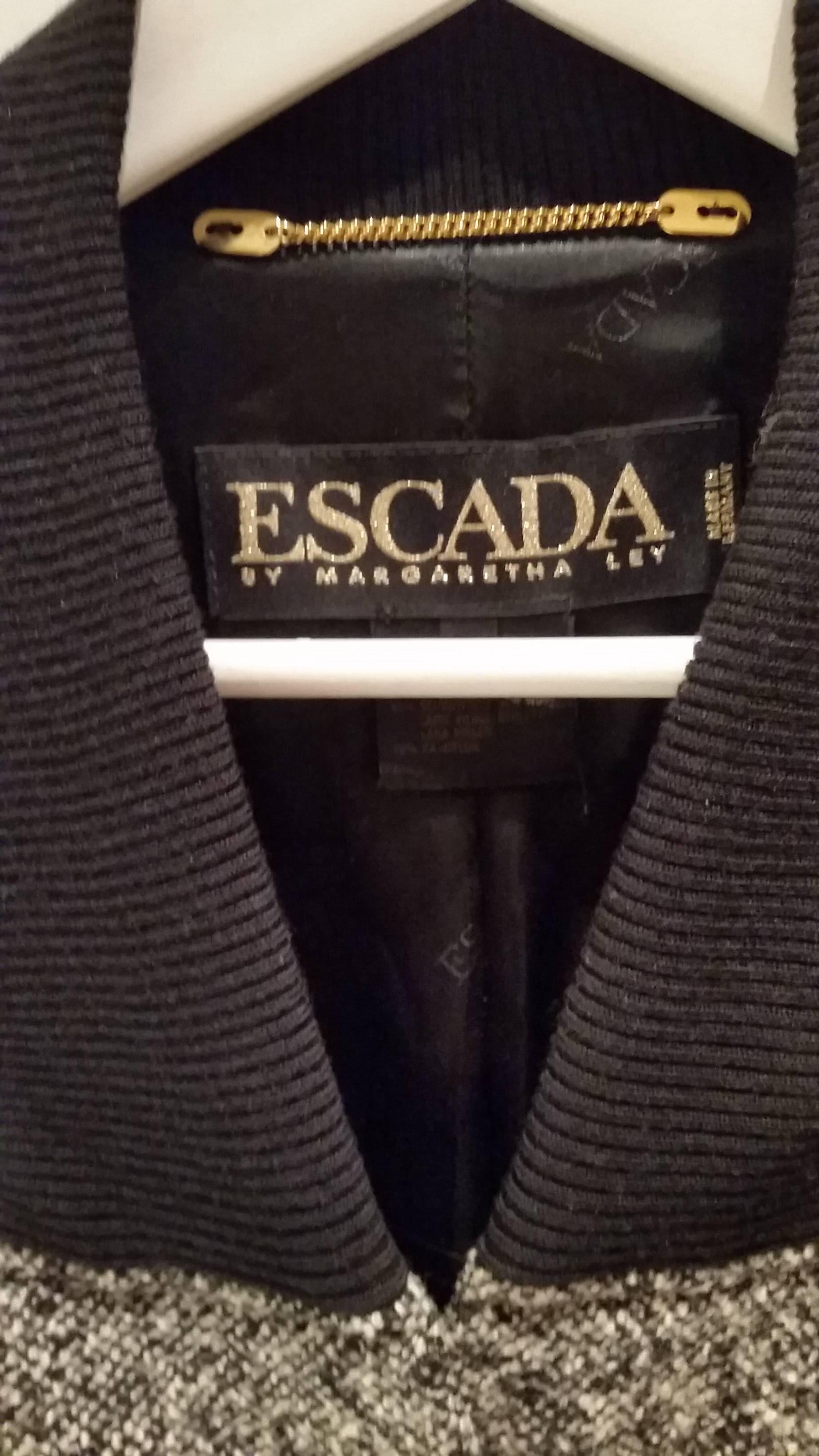 1980er Escada by Margaretha Ley graue und schwarze Jacke made in germany
in 38 europäischen Größen
zusammensetzung 80 % Wolle 20% Nylon