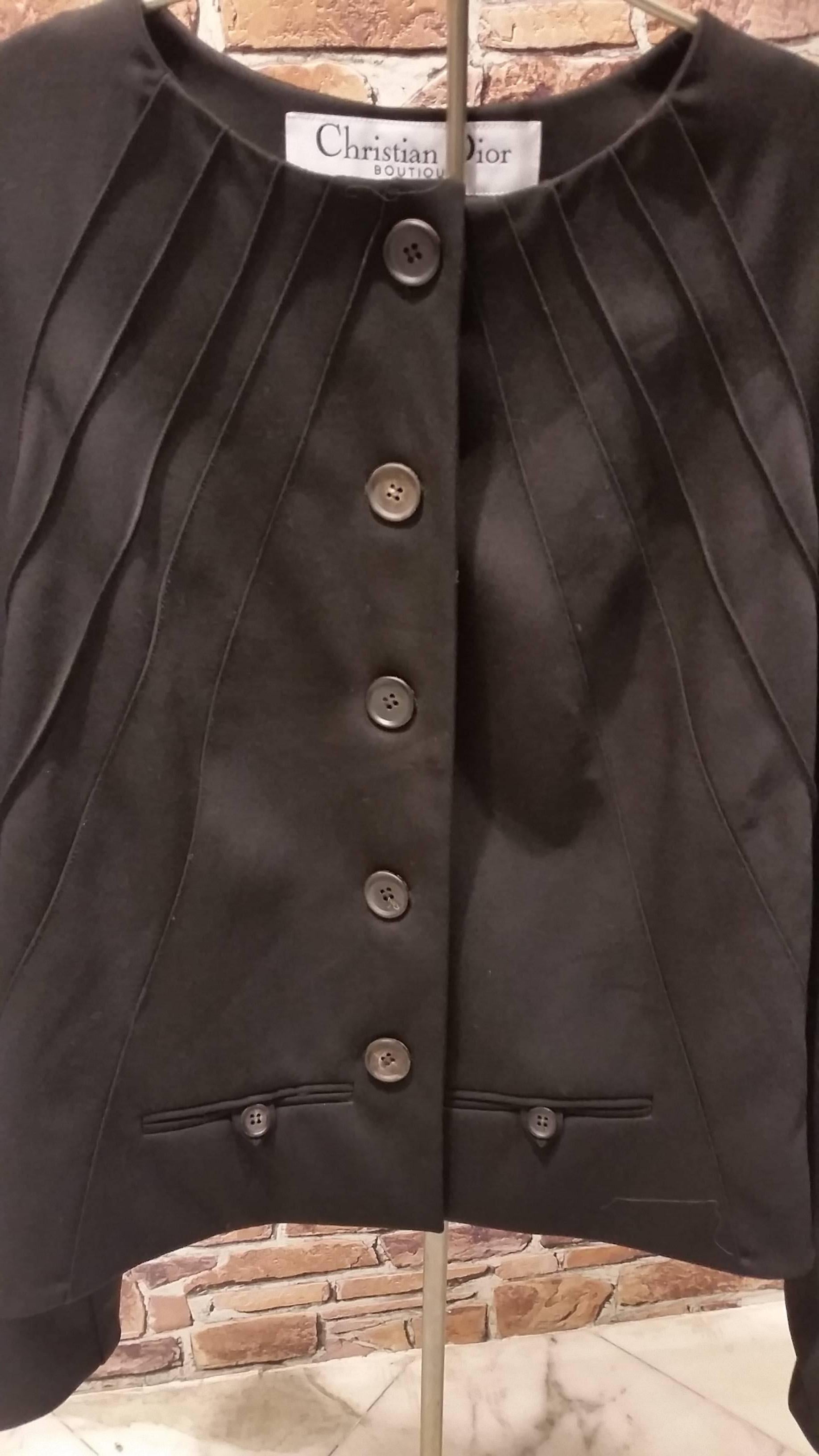 1990s Christian Dior black jacket in size 42 inside is white

composition is 75 % wool
12 % nylon
12% viscose
1% lycra

lining 100% viscose
