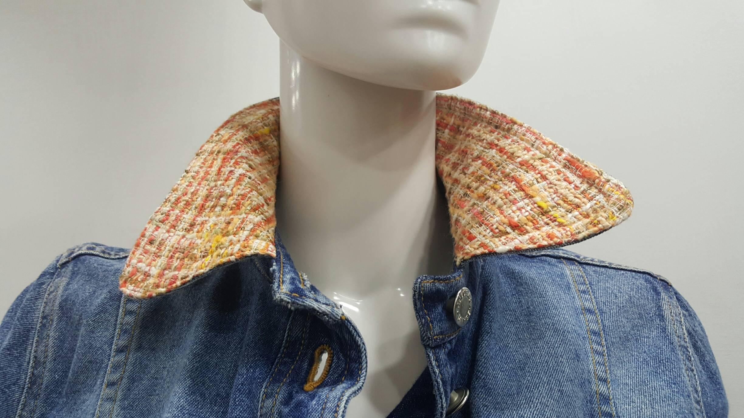 1990s Dolce & Gabbana Denim Jacket
Italian size range 42
Composition 90% cotton 4% viscose 3% wool 2% Silk 1% Nylon
Collar and pockets totally tweed
total lenght: 58 cm back
45 cm front

bust: 90 cm 