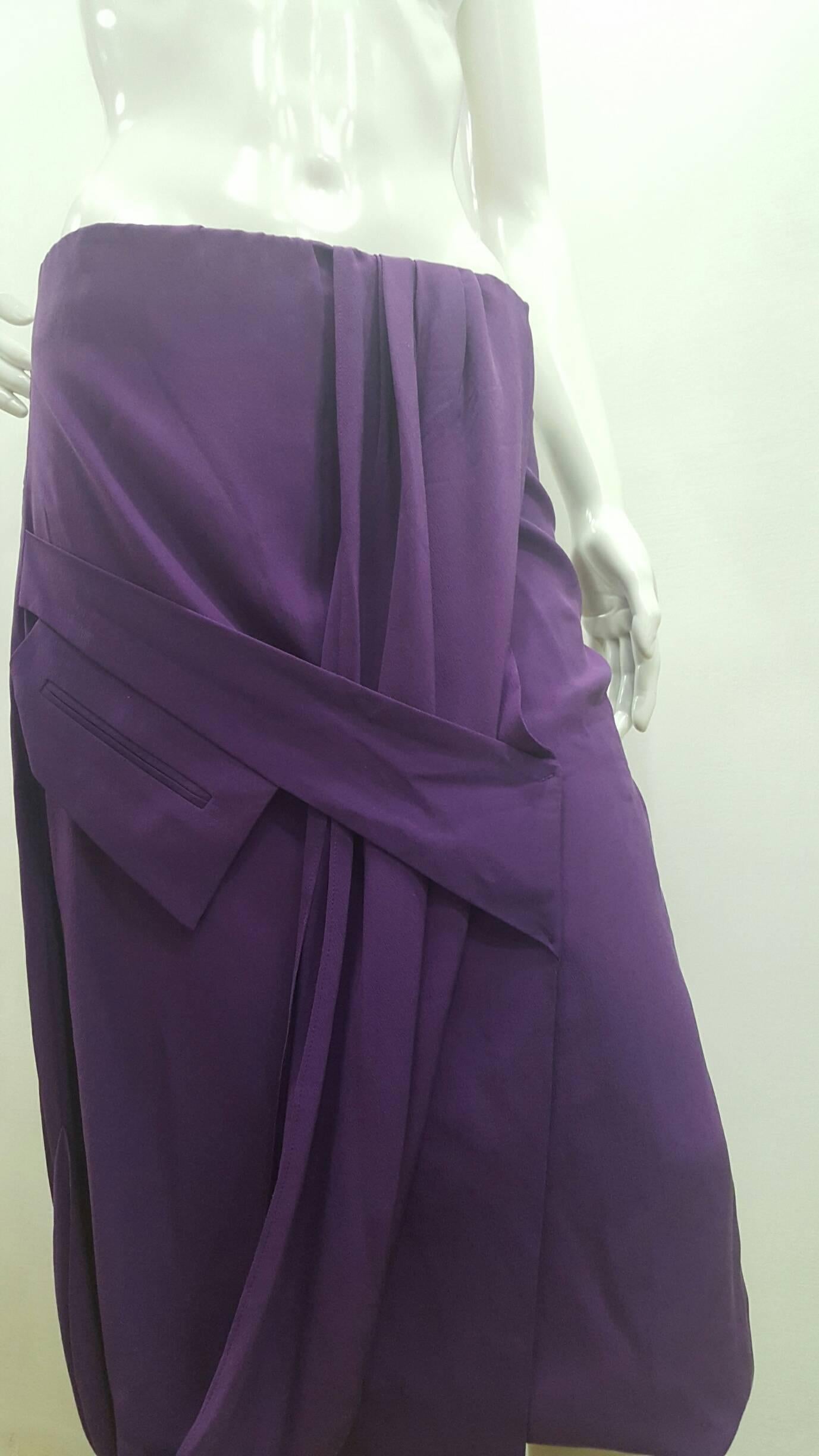 Gonna Gianfranco Ferrè anni 2000 di colore viola con zip nera su un lato
Gamma di taglie italiane 40