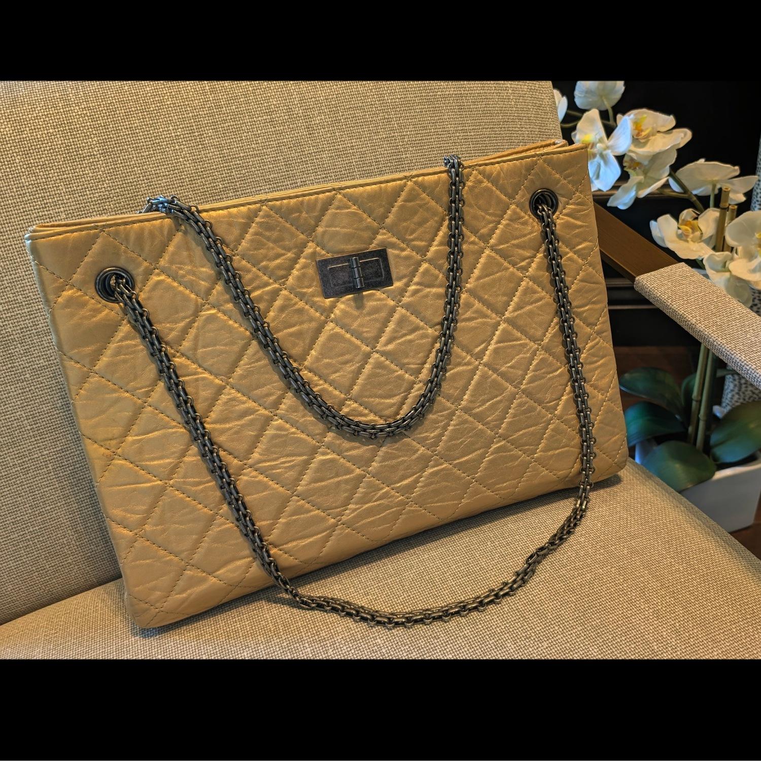 Chanel Metallic Aged Calfskin Quilted Reissue Tote Light Gold en vente 5