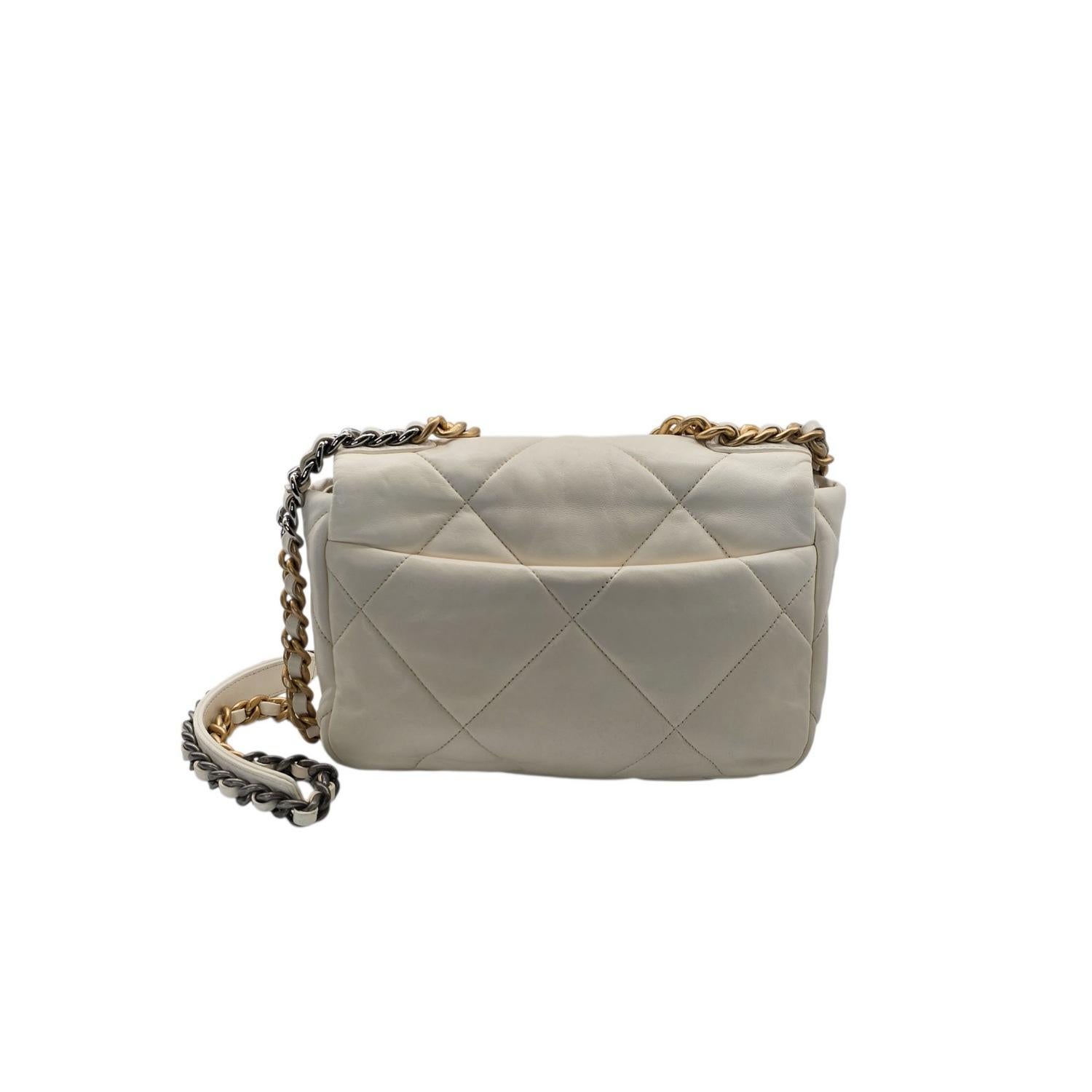 Gris Chanel 19 Lambskin Quilted Medium Flap Bag Blanc en vente