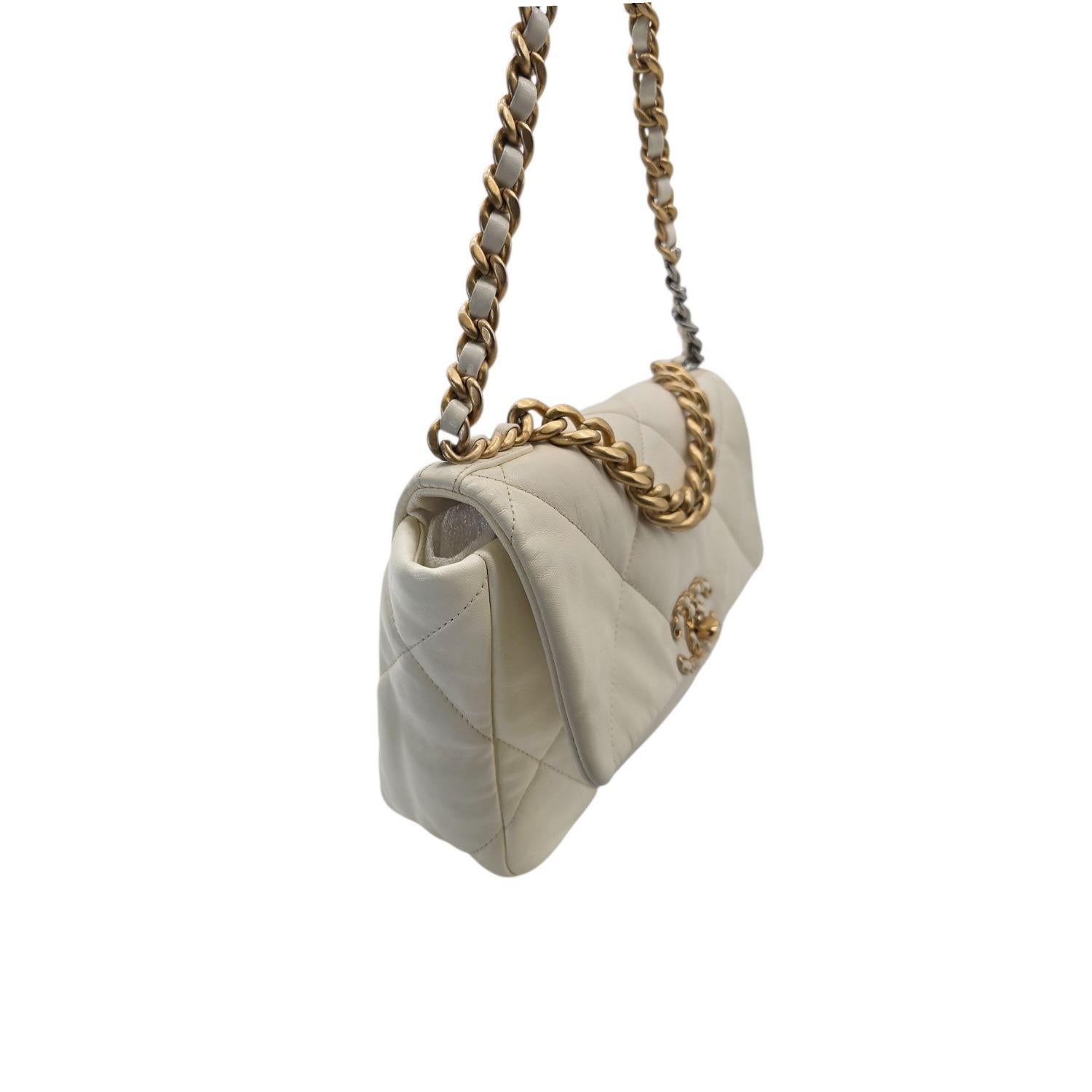 Chanel 19 Lambskin Quilted Medium Flap Bag Blanc Bon état - En vente à Scottsdale, AZ
