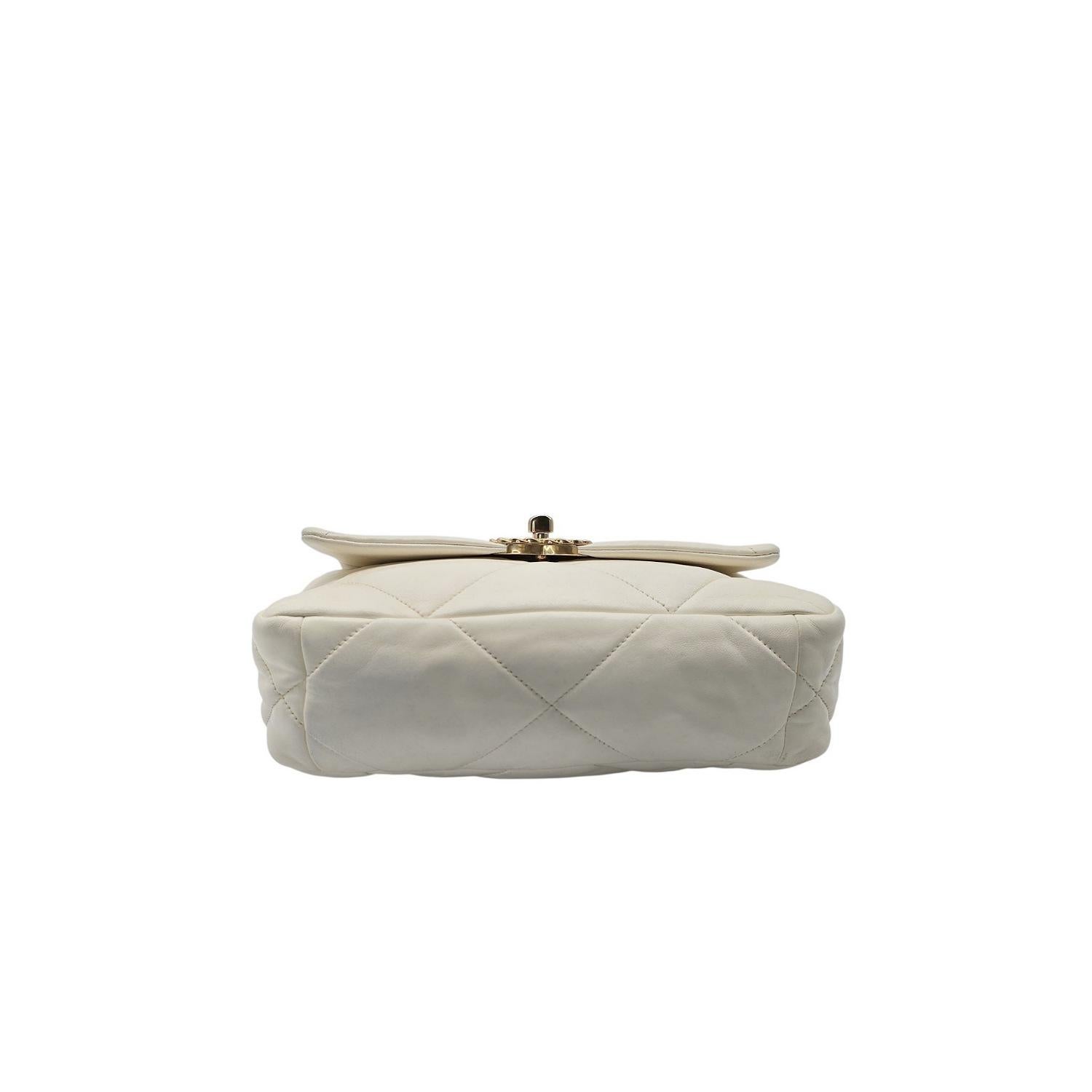 Chanel 19 Lambskin Quilted Medium Flap Bag Blanc en vente 2