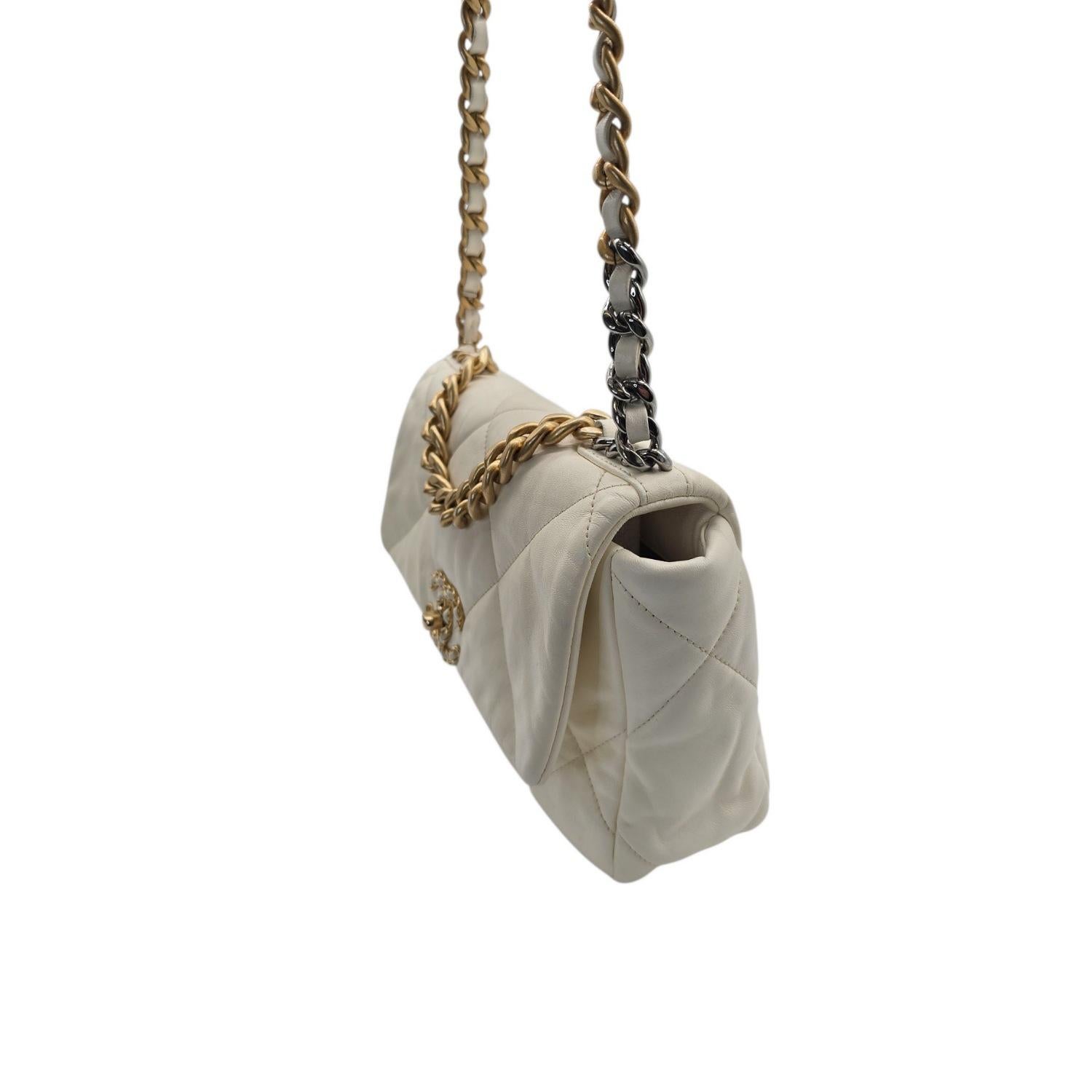 Chanel 19 Lambskin Quilted Medium Flap Bag Blanc Pour femmes en vente