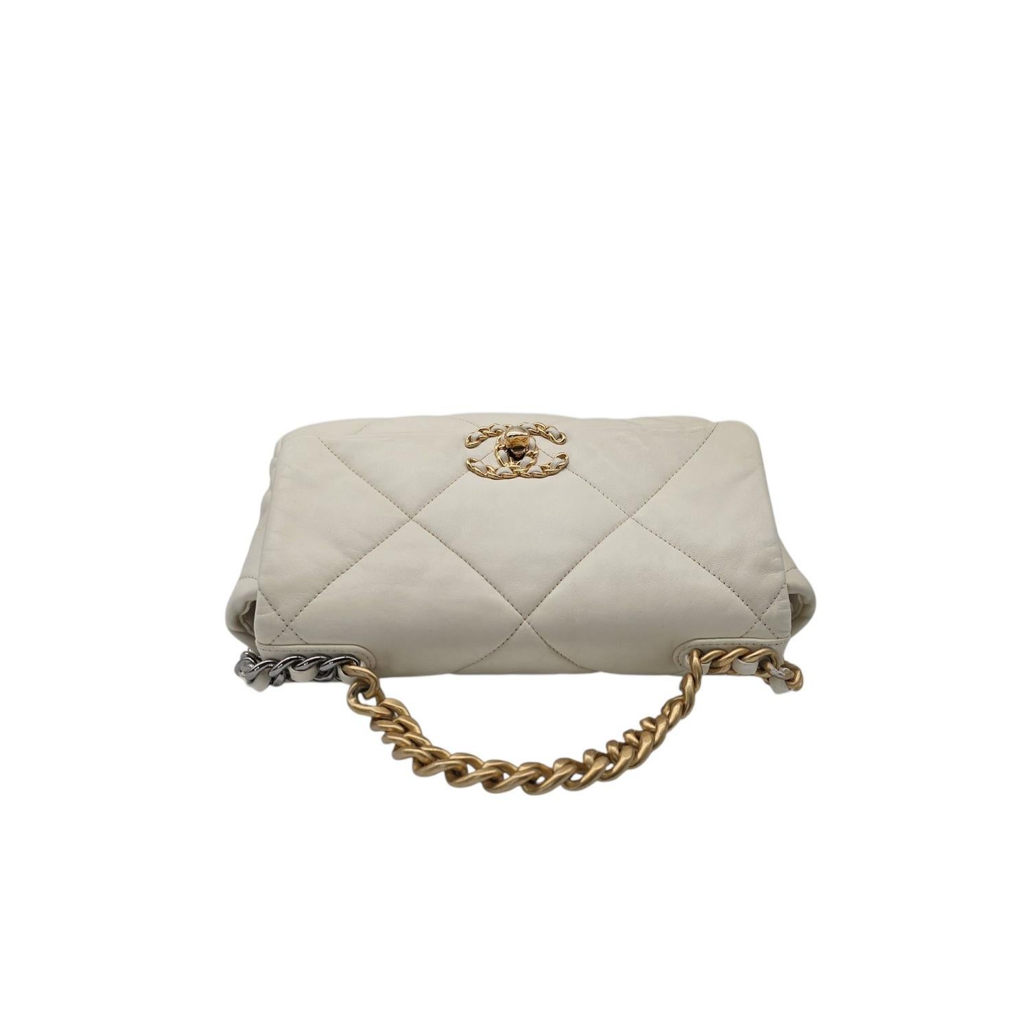 Chanel 19 Lambskin Quilted Medium Flap Bag Blanc en vente 1