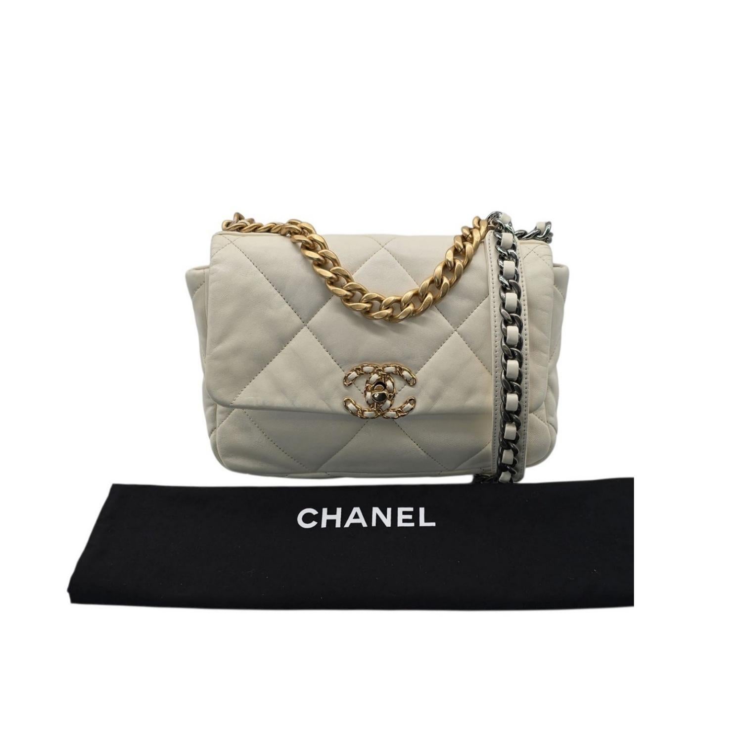 Chanel 19 Lambskin Quilted Medium Flap Bag Blanc en vente 7