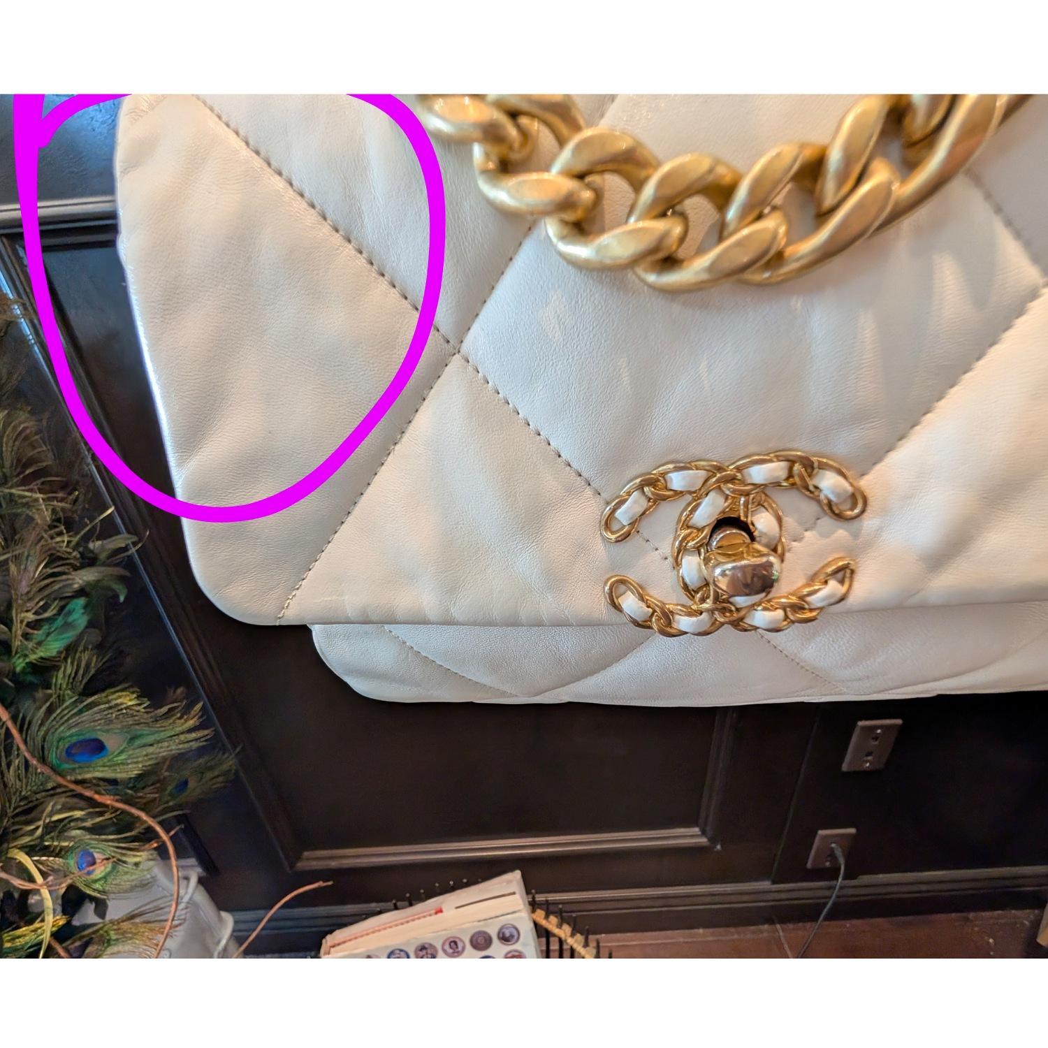 Chanel 19 Lambskin Quilted Medium Flap Bag Blanc en vente 8