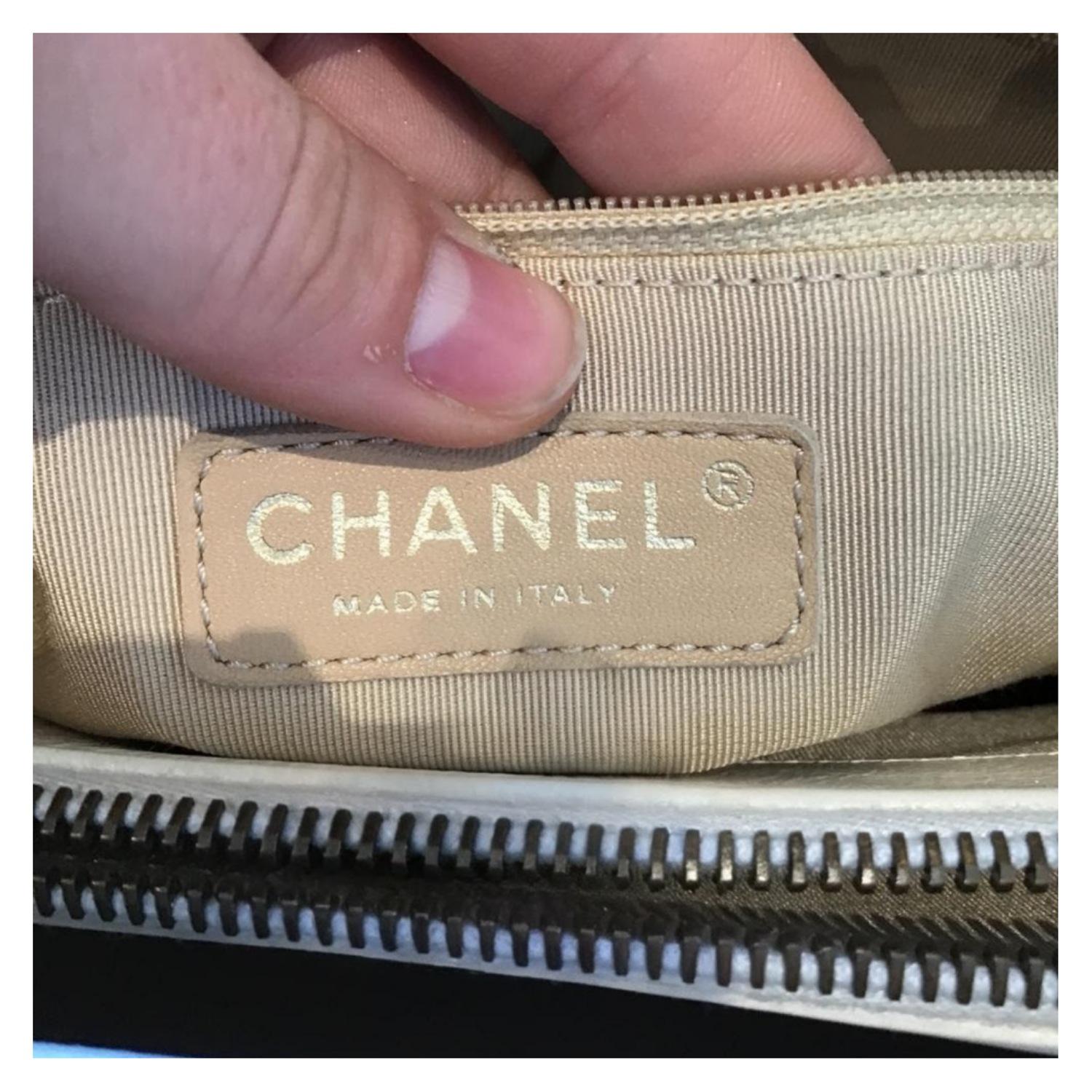 Chanel Weißes gestepptes Kalbsleder CC Crown Small Tote im Angebot 5