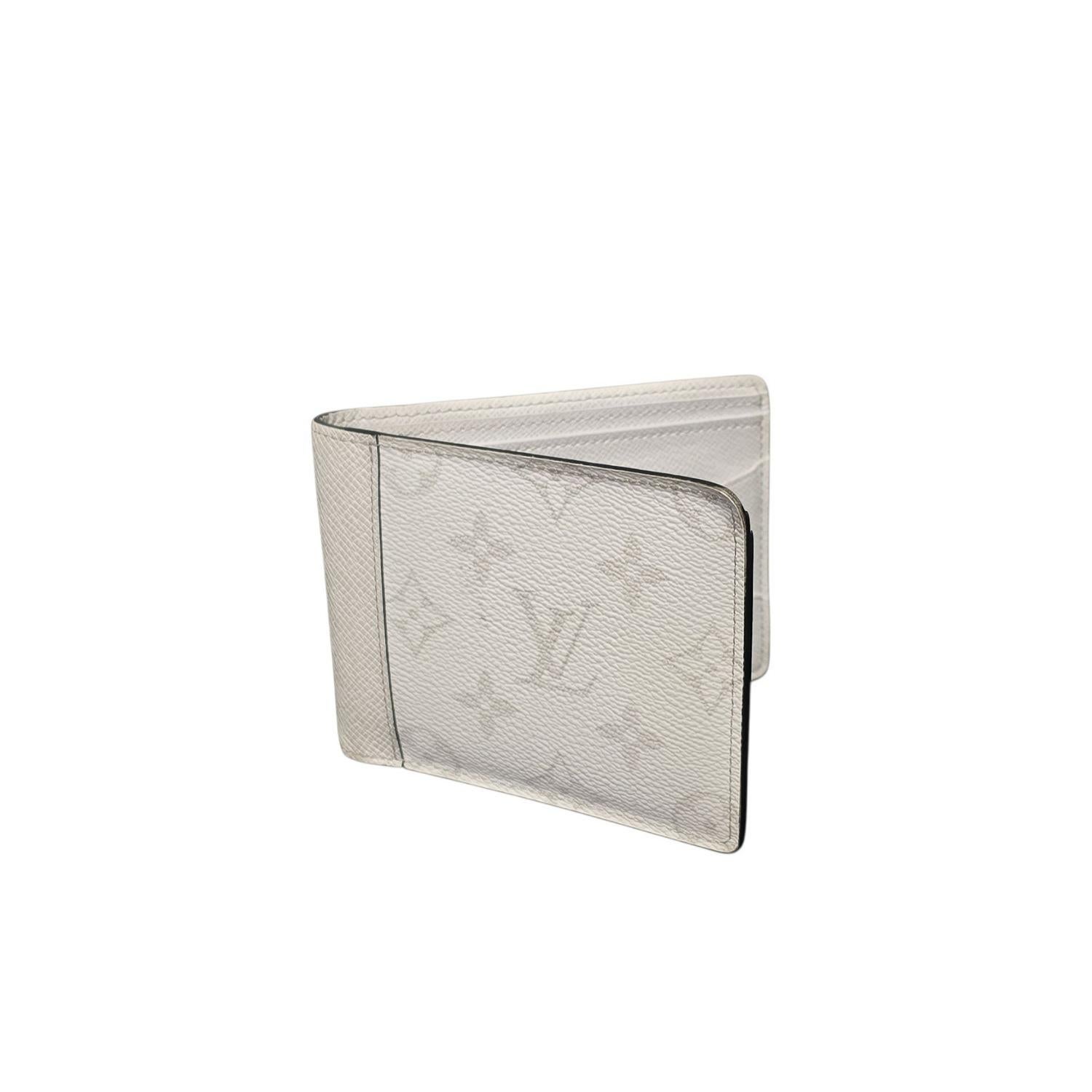Le portefeuille multiple Monogram Antartica de Louis Vuitton associe la toile monogramme classique à un intérieur raffiné en cuir blanc croisé. Conçu en France, ce portefeuille compact mesure 4,5