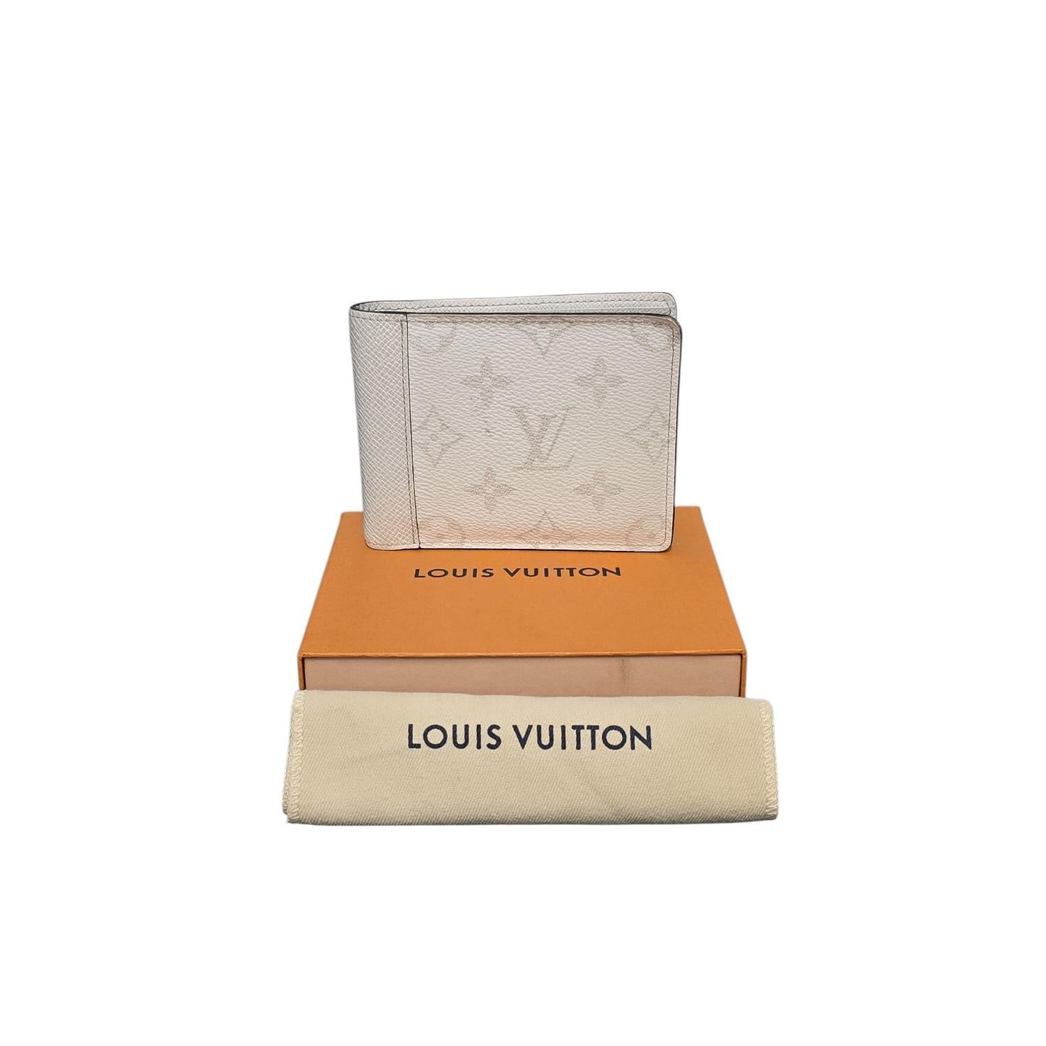Portefeuille multiple Louis Vuitton Monogram Antartica en vente 4
