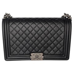 Grand sac à main « Boy Chanel » en cuir de veau matelassé noir de Chanel