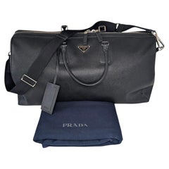 Borsa da viaggio Prada in pelle Saffiano nera con dettagli argentati
